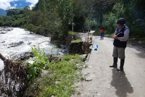 Especialistas del Ingemmet visitaron el distrito de Huayopata para hacer una evaluación de peligros geológicos de la zona afectada por un huaico en diciembre pasado.