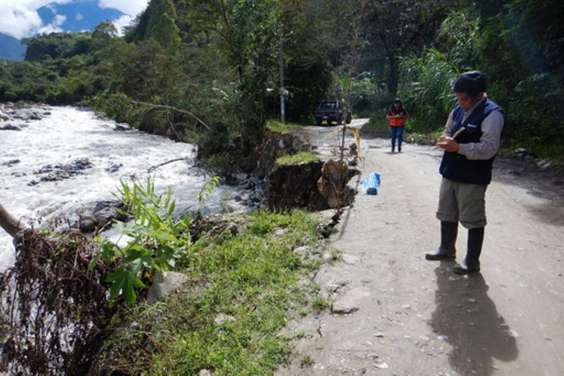 Especialistas del Ingemmet visitaron el distrito de Huayopata para hacer una evaluación de peligros geológicos de la zona afectada por un huaico en diciembre pasado.