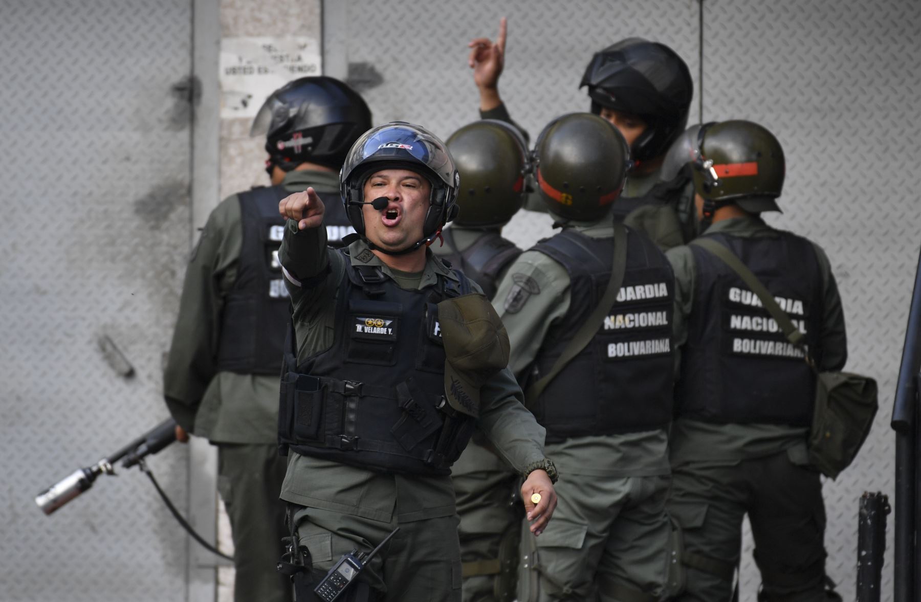 Miembros de la Guardia Nacional Bolivarianalanzan gas lacrimógeno contra manifestantes cerca de la sede de la Guardia Nacional Bolivariana de Cotiza  Foto: AFP