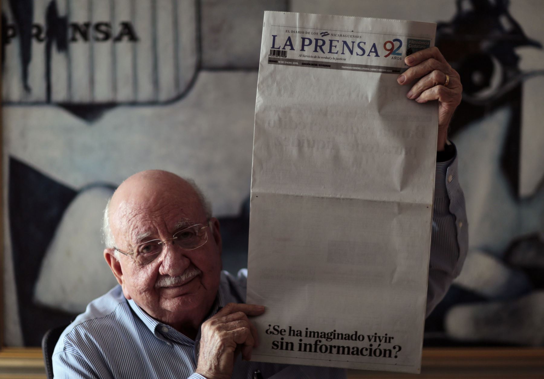 Jaime Chamorro Cardenal, presidente del Grupo Editorial La Prensa, sostiene una edición del periódico, que publicó su portada en blanco como protesta Foto: AFP