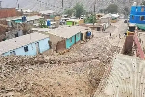 Más de 180 familias de la provincia arequipeña de Caravelí, afectadas por las precipitaciones pluviales, fueron atendidas el fin de semana con carpas, frazadas, rollos de plástico, sacos terreros, herramientas y otros por la Oficina Regional de Defensa Nacional y Defensa Civil.