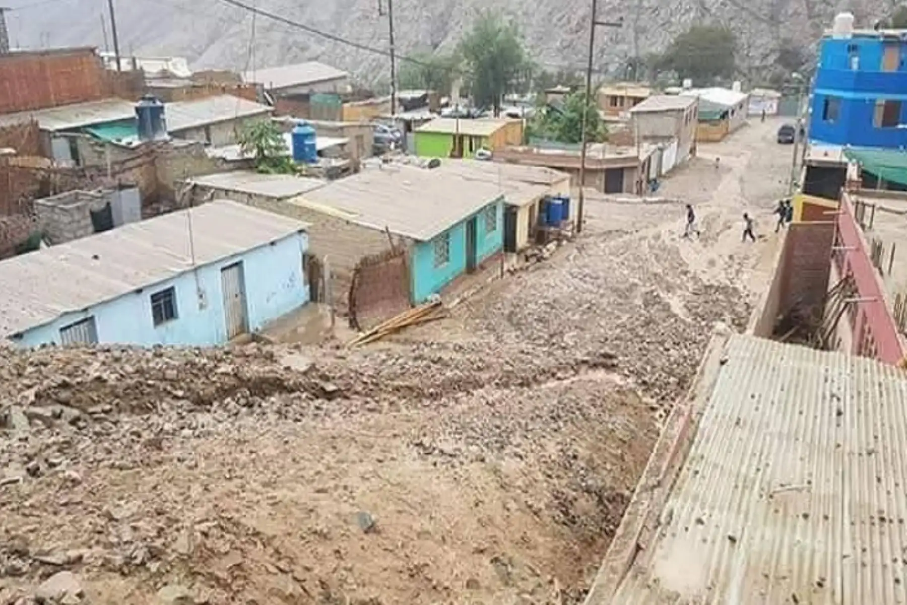 Más de 180 familias de la provincia arequipeña de Caravelí, afectadas por las precipitaciones pluviales, fueron atendidas el fin de semana con carpas, frazadas, rollos de plástico, sacos terreros, herramientas y otros por la Oficina Regional de Defensa Nacional y Defensa Civil.