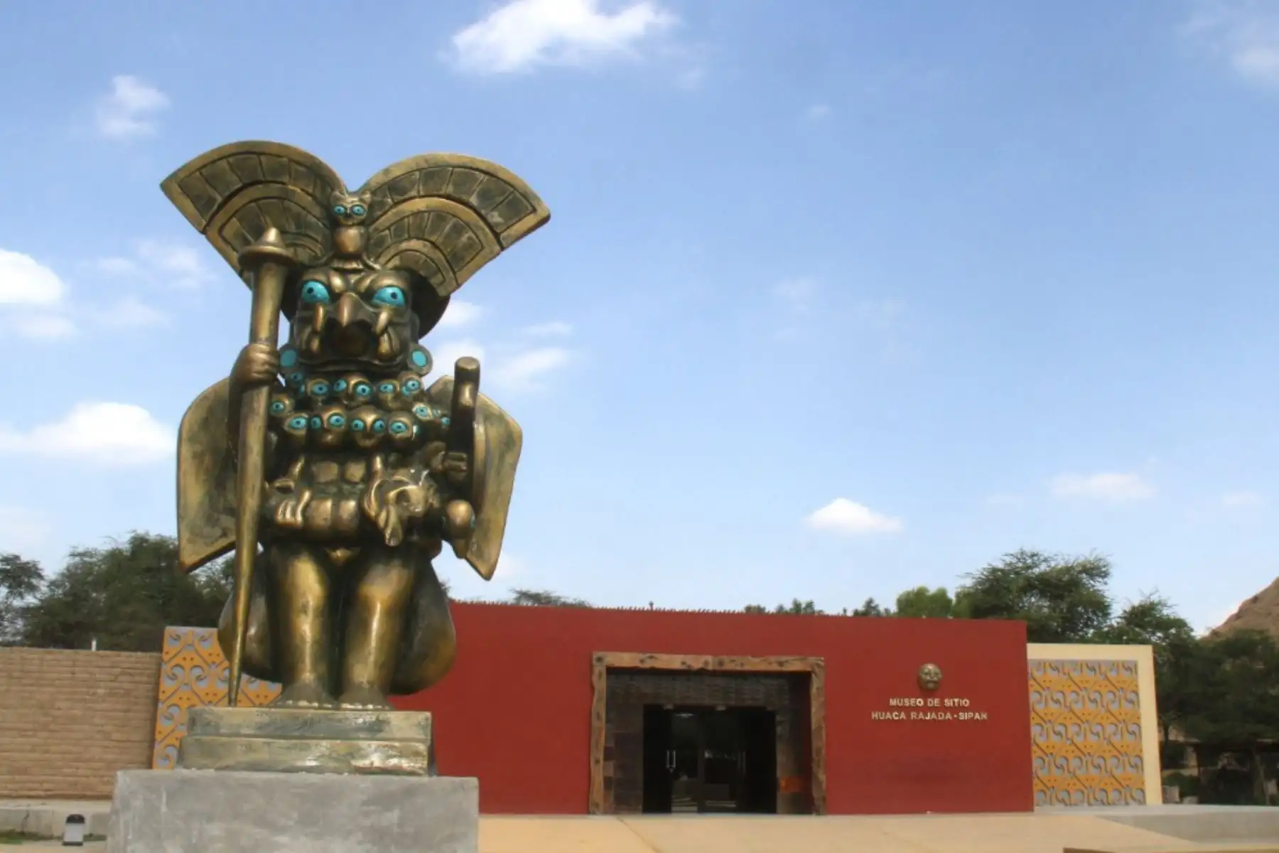 El Museo de Sitio Huaca Rajada-Sipán celebra su décimo aniversario de una manera singular, con la "elección del guerrero mochica", una competencia sobre resistencia física y conocimientos sobre esa cultura precolombina que surgió entre los siglos II y V en el valle del río Moche y se extendió hacia los valles de la costa norte del Perú.