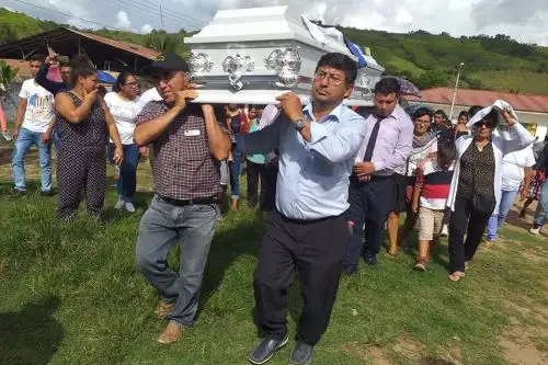 Sepultan restos de menores fallecidos en accidente vial en San Martín. Foto: ANDINA.