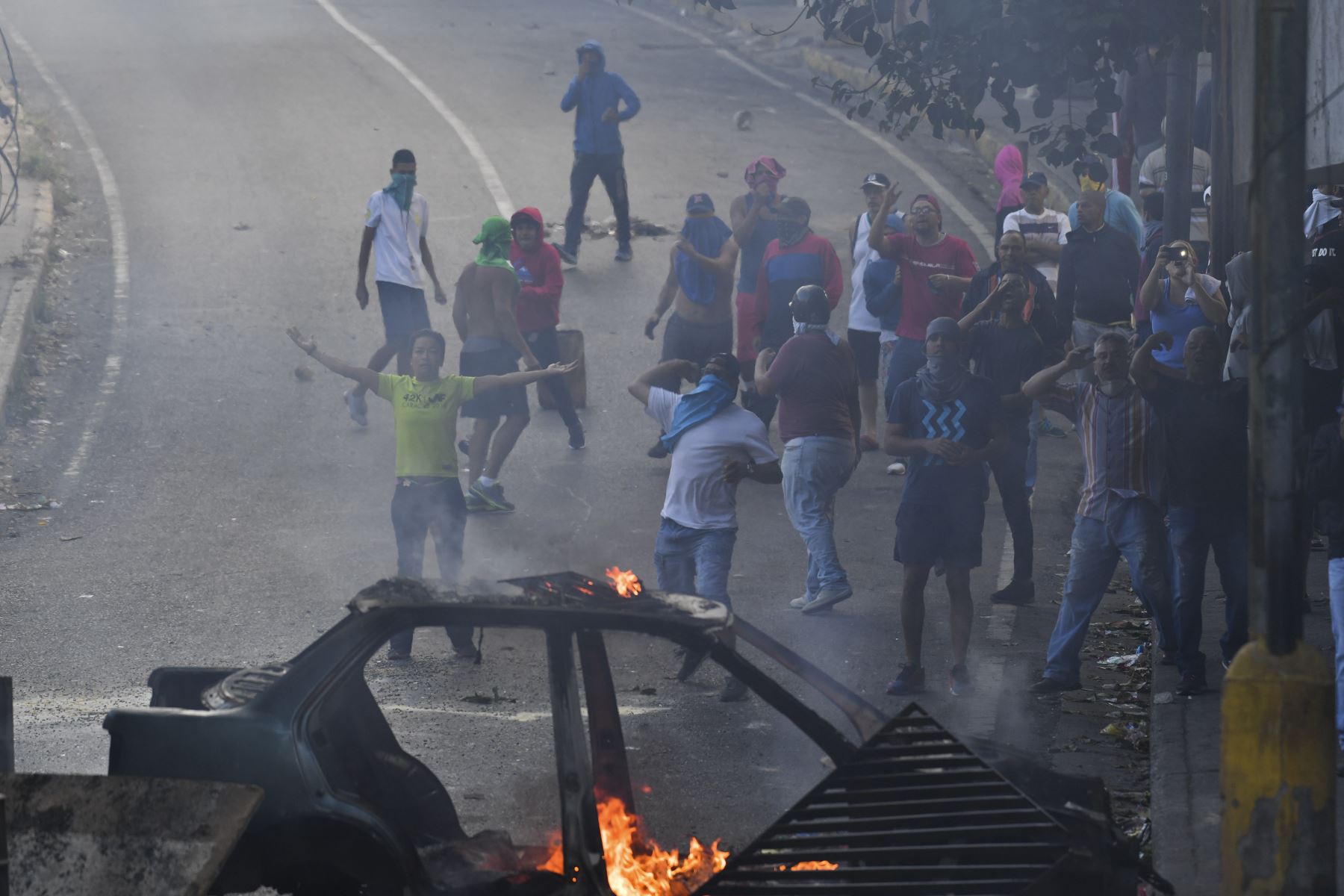 La gente protesta en torno a la sede de la Guardia Nacional Bolivariana de Cotiza, en Caracas, Venezuela. Foto: AFP.
