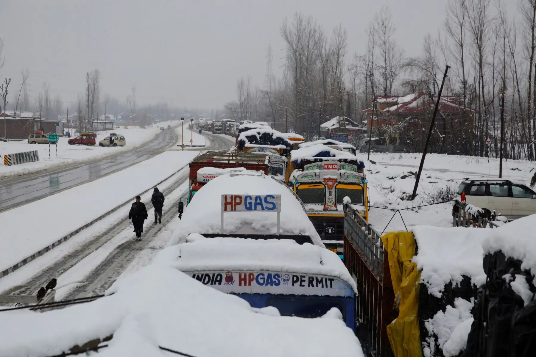 Camiones atrapados en una carretera cubierta de nieve como consecuencia de una avalancha que bloqueó el túnel Jawahar, este martes en Qazigund, a unos 70 km de Srinagar, la India. EFE