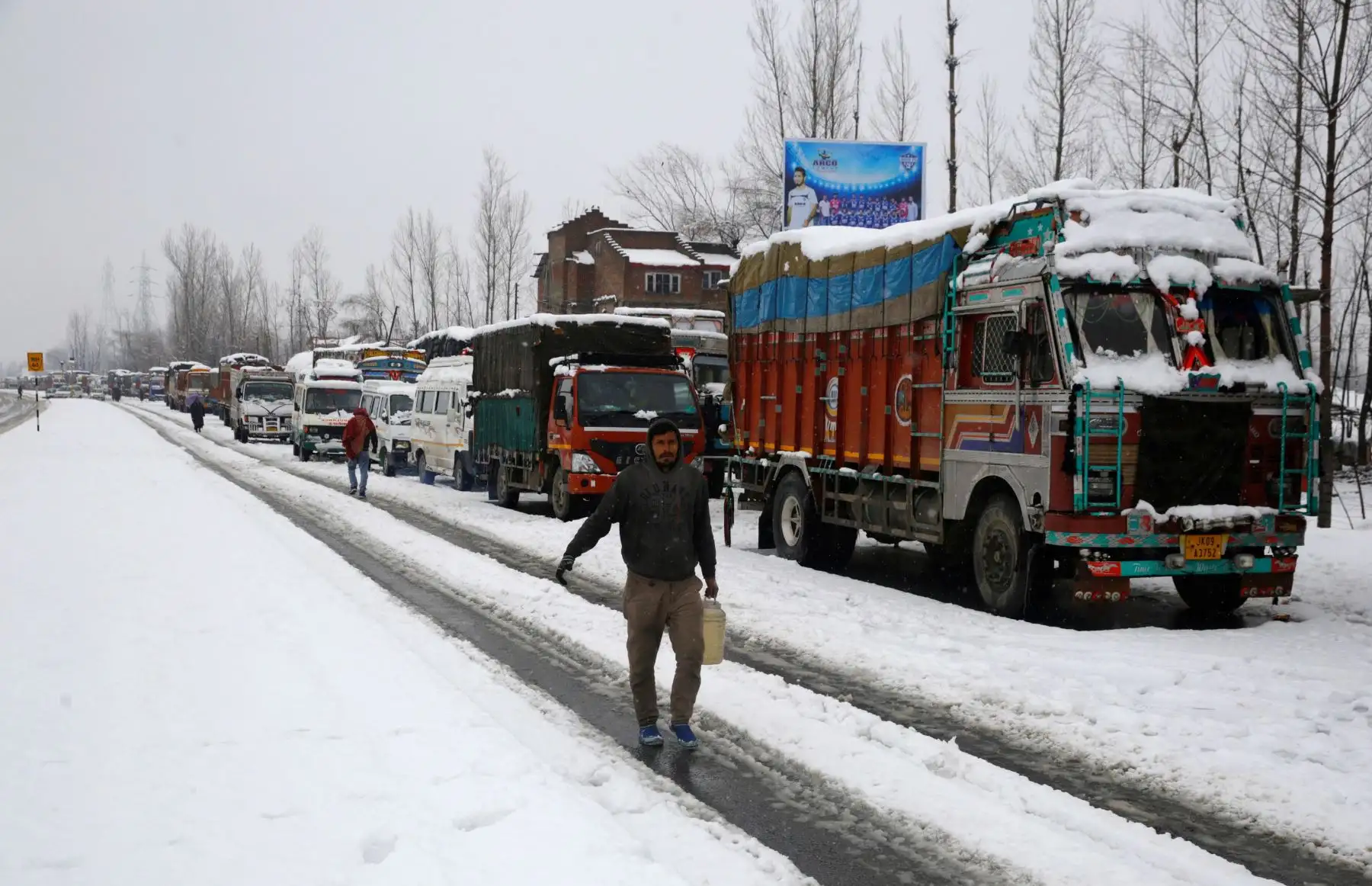 Camiones atrapados en una carretera cubierta de nieve como consecuencia de una avalancha que bloqueó el túnel Jawahar, este martes en Qazigund a unos 70 km de Srinagar, la India. EFE