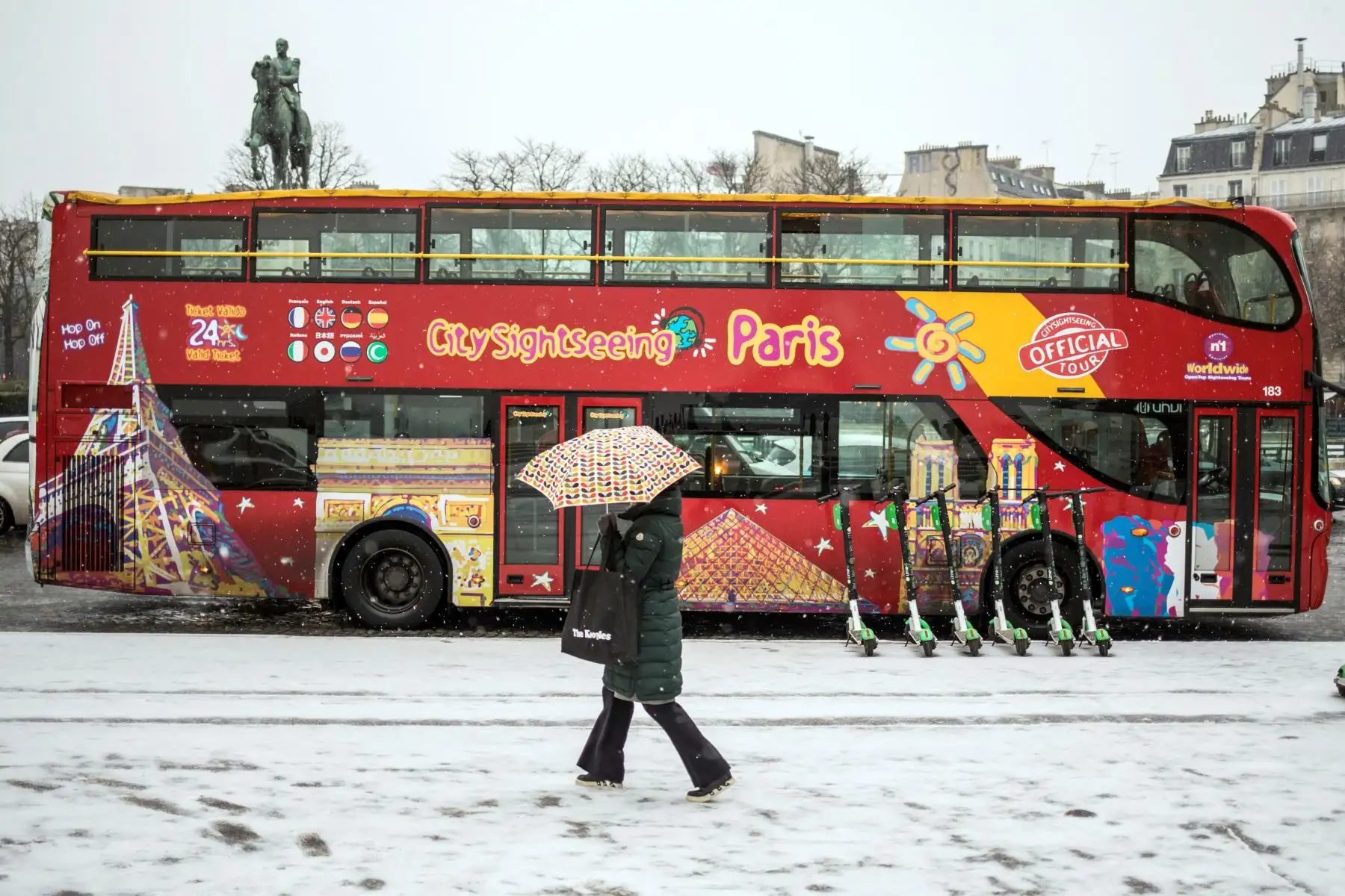Una mujer pasea por El Trocadero, cerca de la Torre Eiffel, bajo la nieveeste martes en París (Francia). Las nevadas afectan el norte del país. EFE