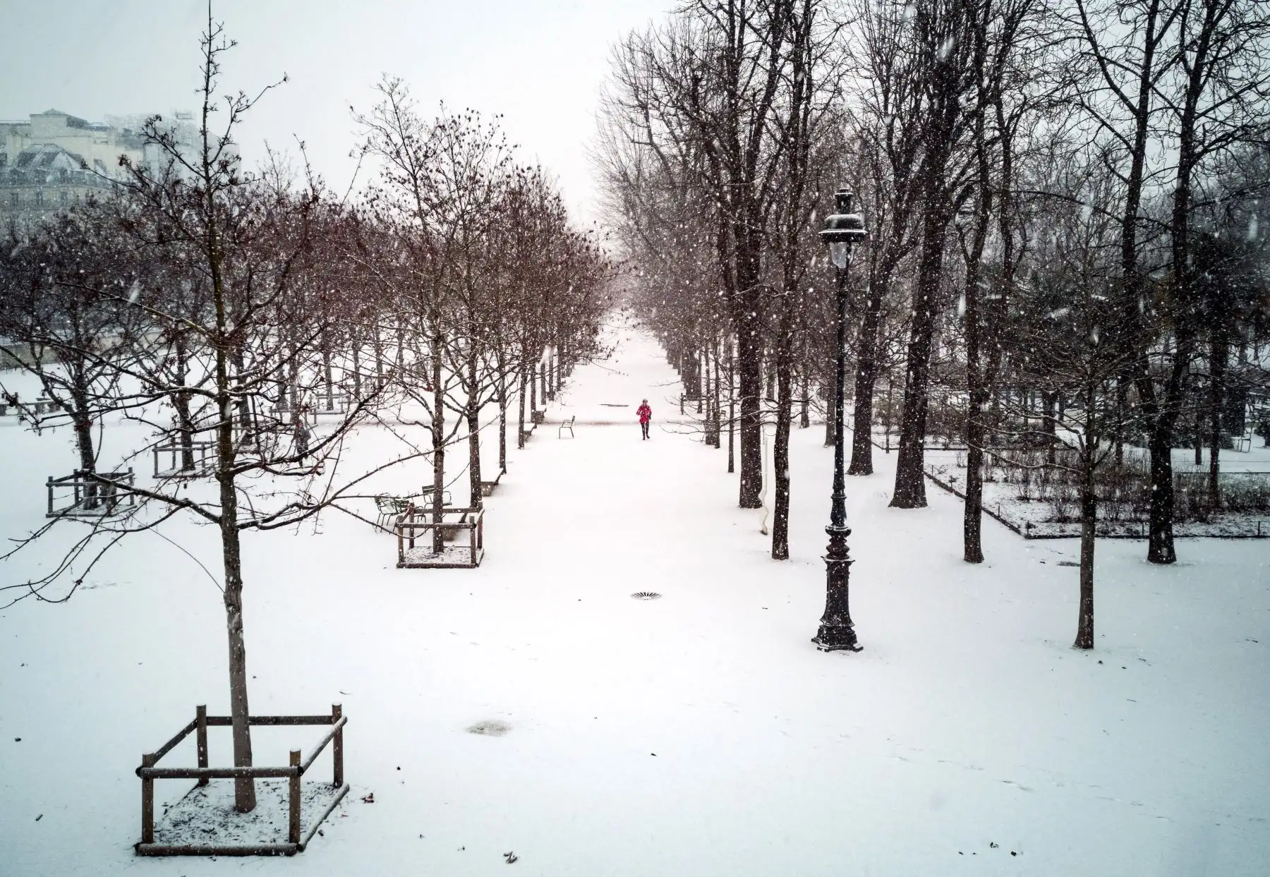 Una mujer pasea bajo la nieve por el Jardín de las Tullerías este martes en París (Francia). Las nevadas afectan el norte del país. EFE