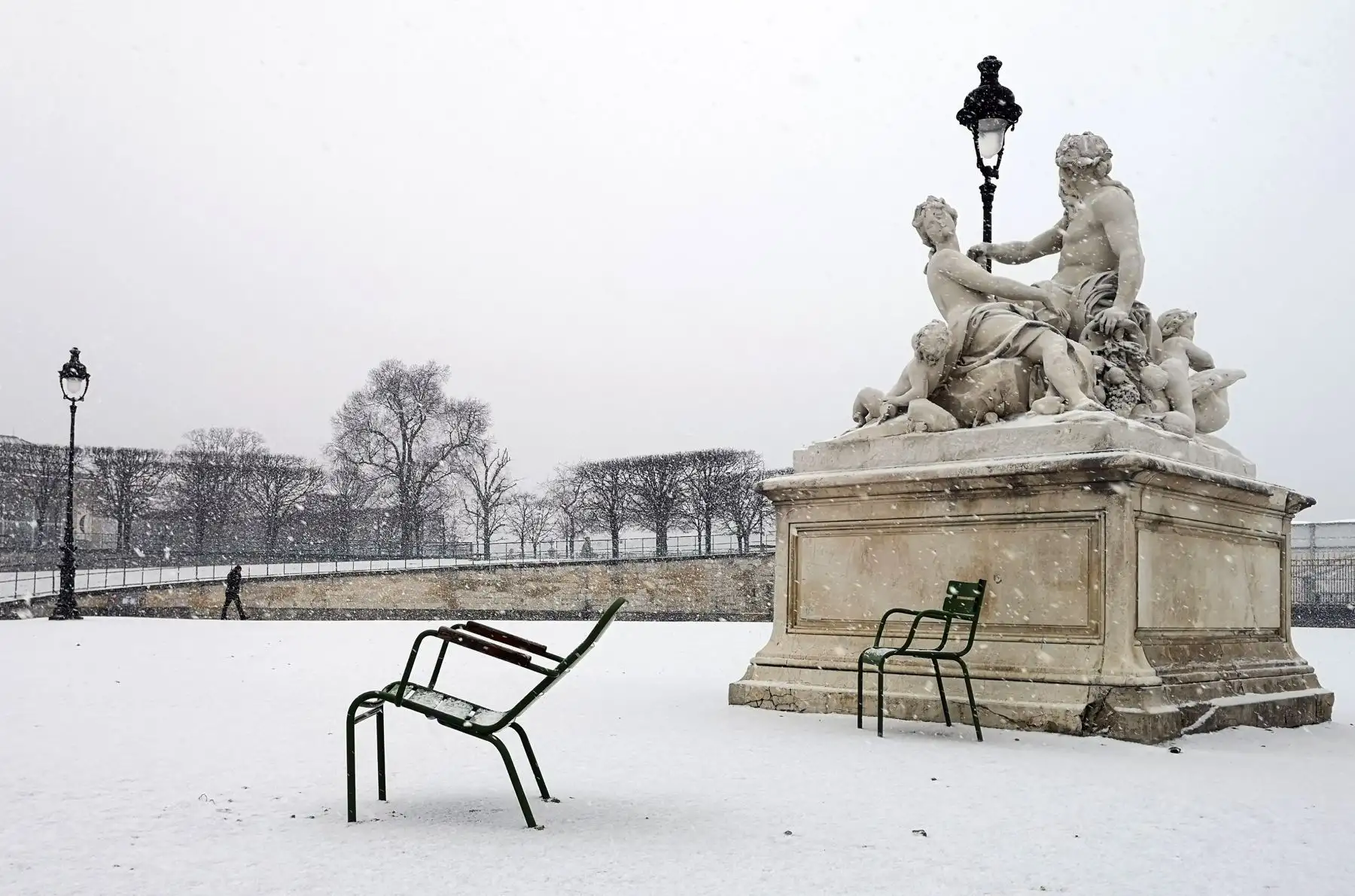 Un hombre pasea bajo la nieve por el Jardín de las Tullerías este martes en París (Francia). Las nevadas afectan el norte del país. EFE
