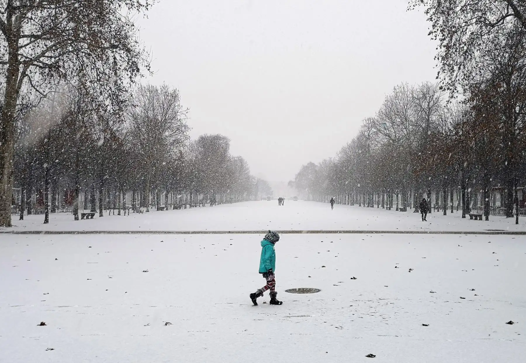 Una niña pasea bajo la nieve por el Jardín de las Tullerías este martes en París (Francia). Las nevadas afectan el norte del país. EFE