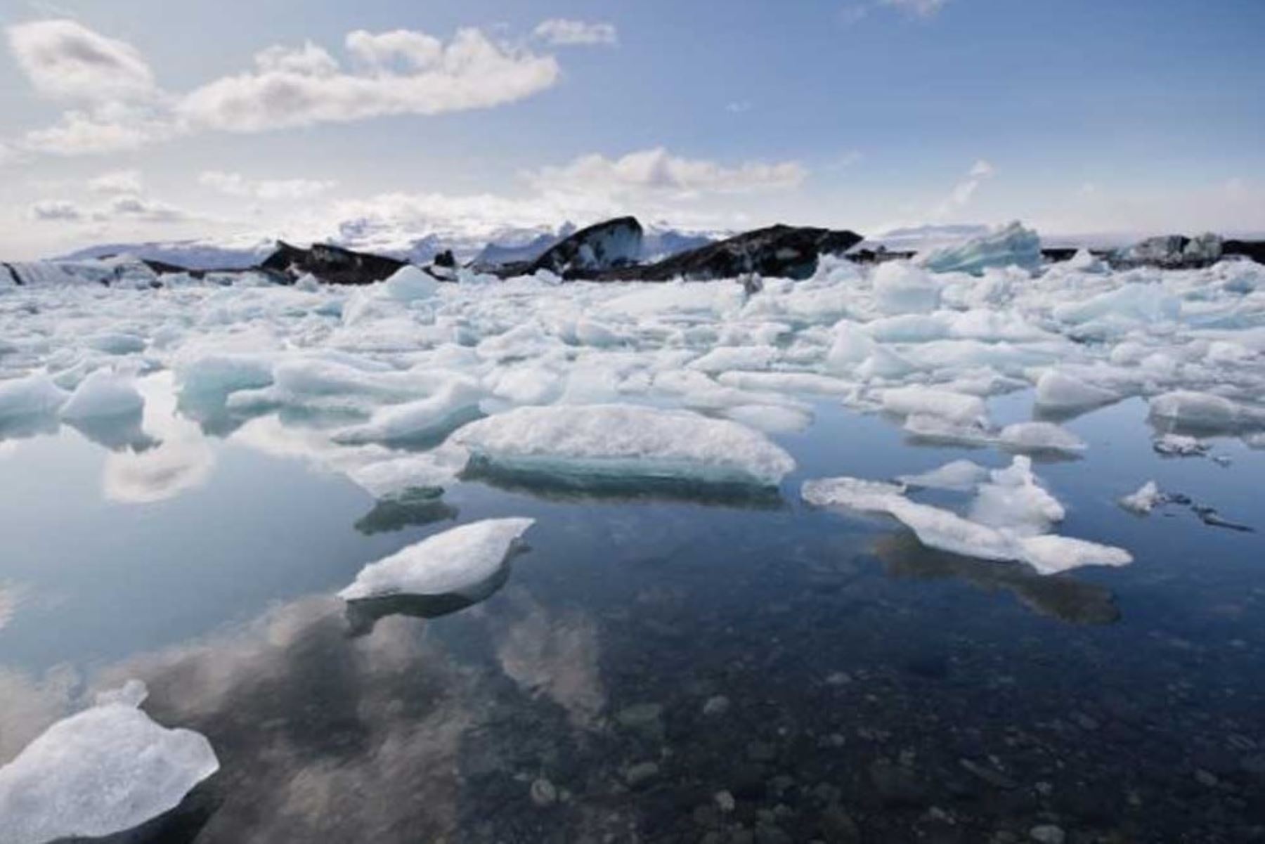 El calentamiento de los polos, en especial el Ártico, provoca el acelerado deshielo del hielo marino. AFP