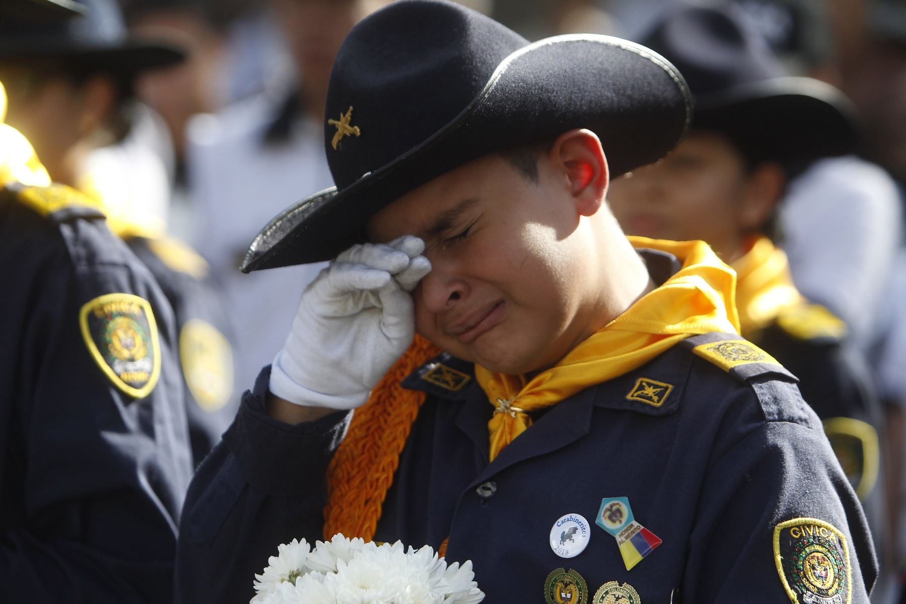 Un niño de la Escuela de Carabineros de la Policía Nacional de Colombia, llora durante el velorio de uno de los cadetes fallecido en el atentado del pasado jueves contra la Escuela de Cadetes de la Policía de Colombia en Bogotá, que dejó 20 muertos, más el atacante, y 68 heridos. Foto: EFE