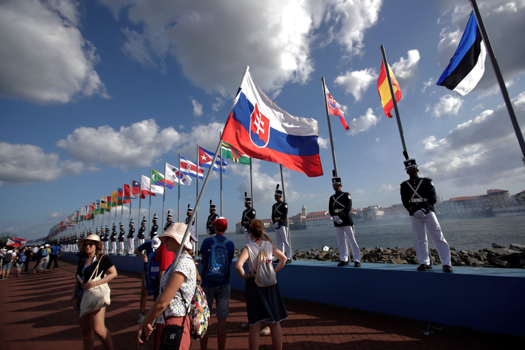 Peregrinos de Eslovaquia desfilan frente a la bahía de Panamá junto a las banderas de los países que participarán desde hoy en la Jornada Mundial de la Juventud (JMJ) en Ciudad de Panamá, y en la que participará el papa Francisco. Foto: EFE