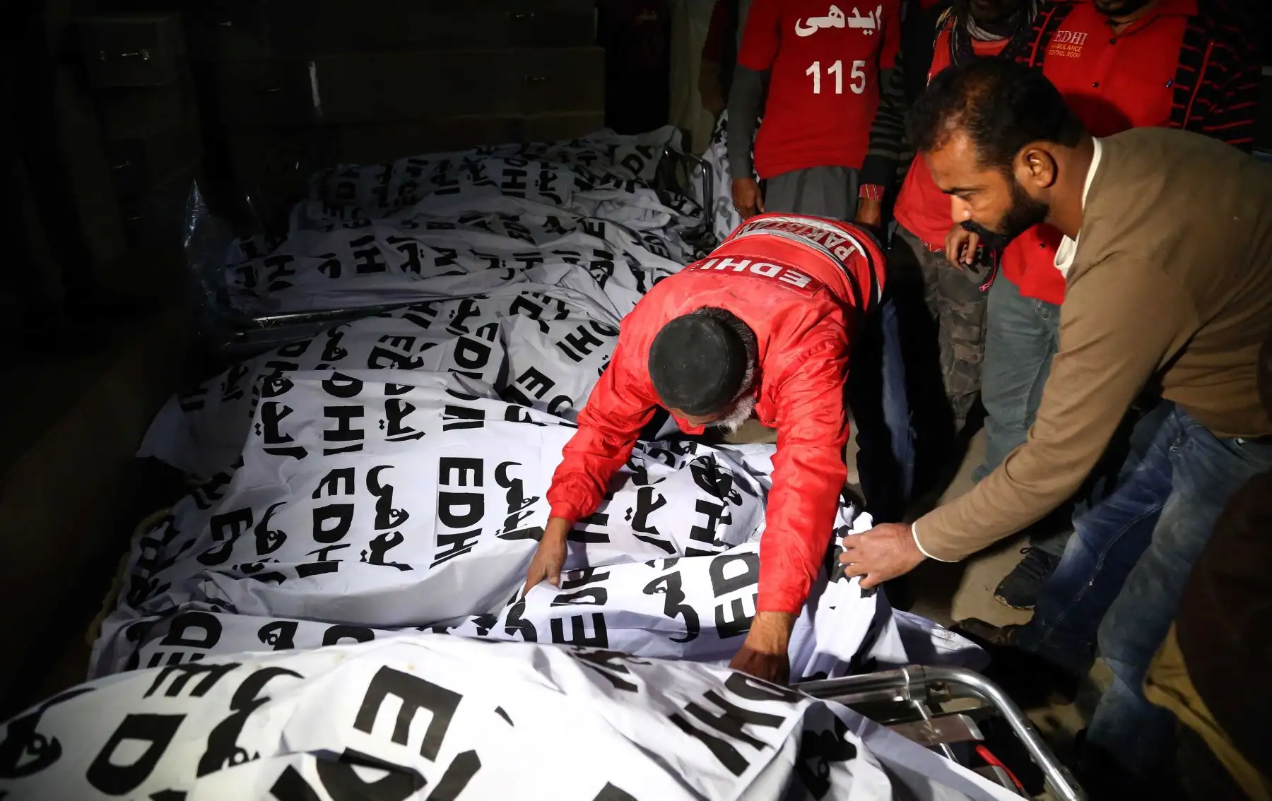 Rescatistas acomodan los cuerpos de las víctimas de un autobús de pasajeros donde al menos 26 personas fallecieron y otras 14 resultaron heridas cuando este chocó de frente con un camión cisterna. Foto: EFE