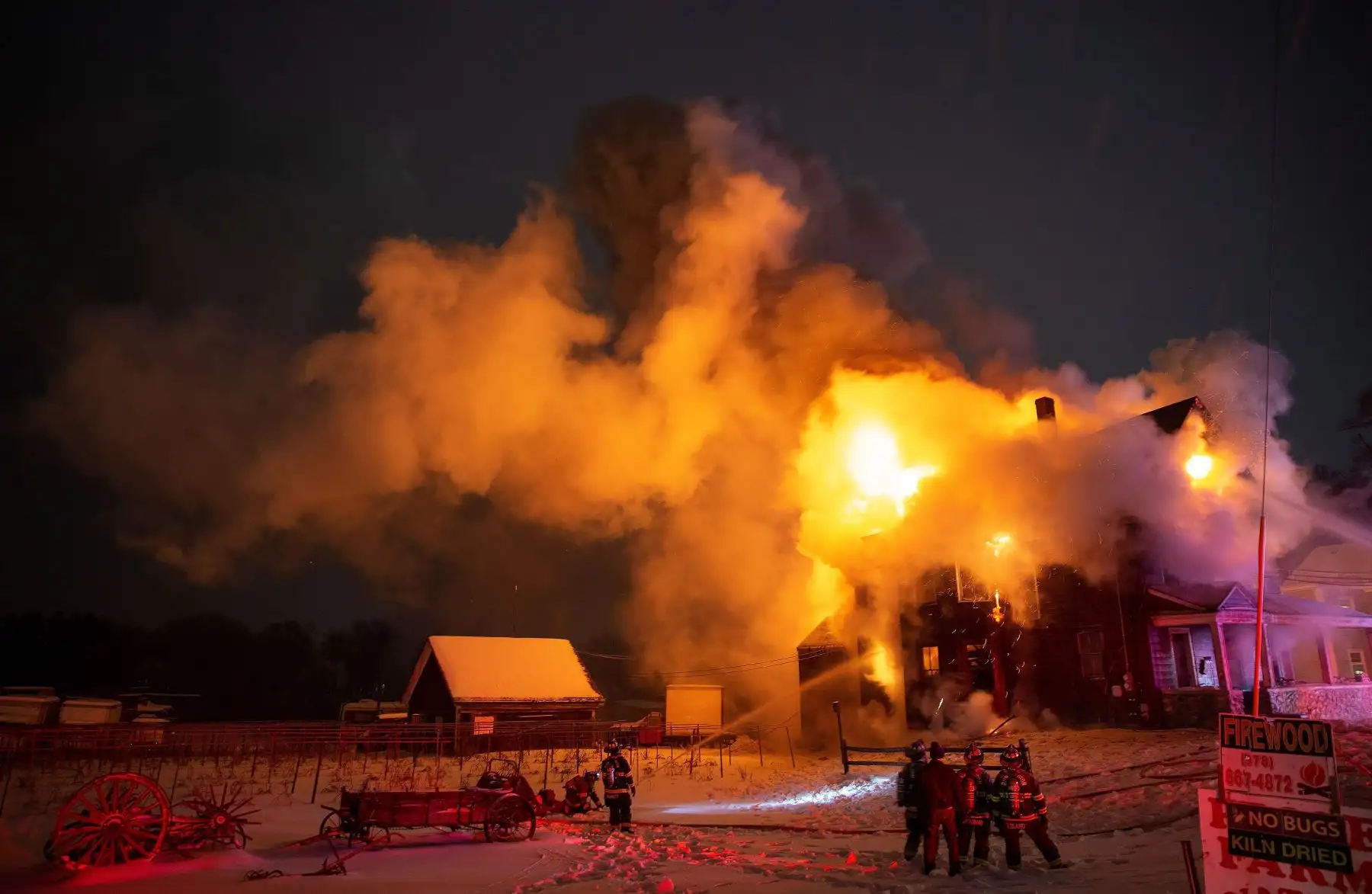 Los bomberos tratan de extinguir un incendio este lunes, en una antigua granja en Billerica, Massachusetts (EE.UU.). La temperatura en ese momento era de -17 grados Celsius y los hidrantes cercanos no funcionaban, lo que causó una situación difícil para los bomberos en la escena del incendio. Foto: EFE