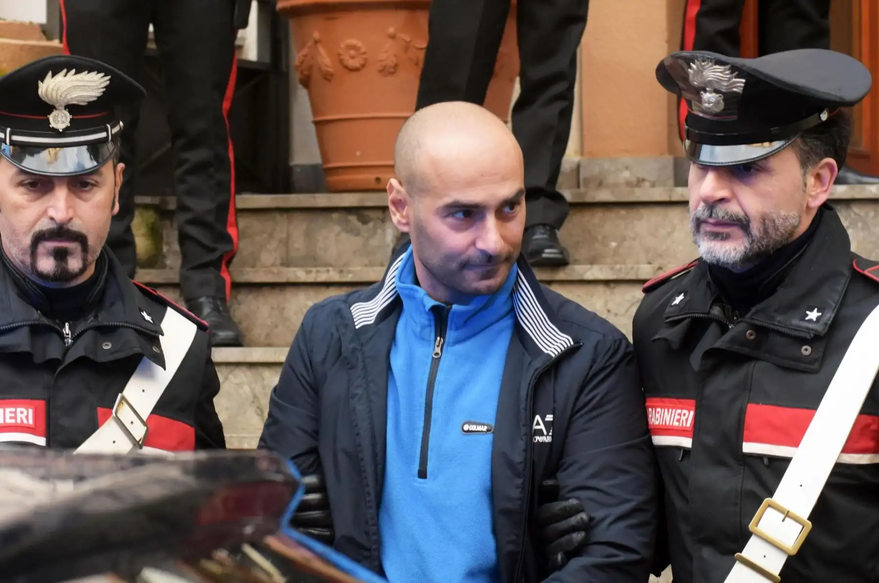Calogero Lo Piccolo, hijo del capo Salvatore Lo Piccolo, es detenido en Palermo, Italia. La policía también arrestó a siete personas acusadas de intentar reorganizar la mafia siciliana La Cosa Nostra, entre ellos a dos familiares de históricos capos de esta organización criminal, informó la Fiscalía de Palermo. Foto: EFE