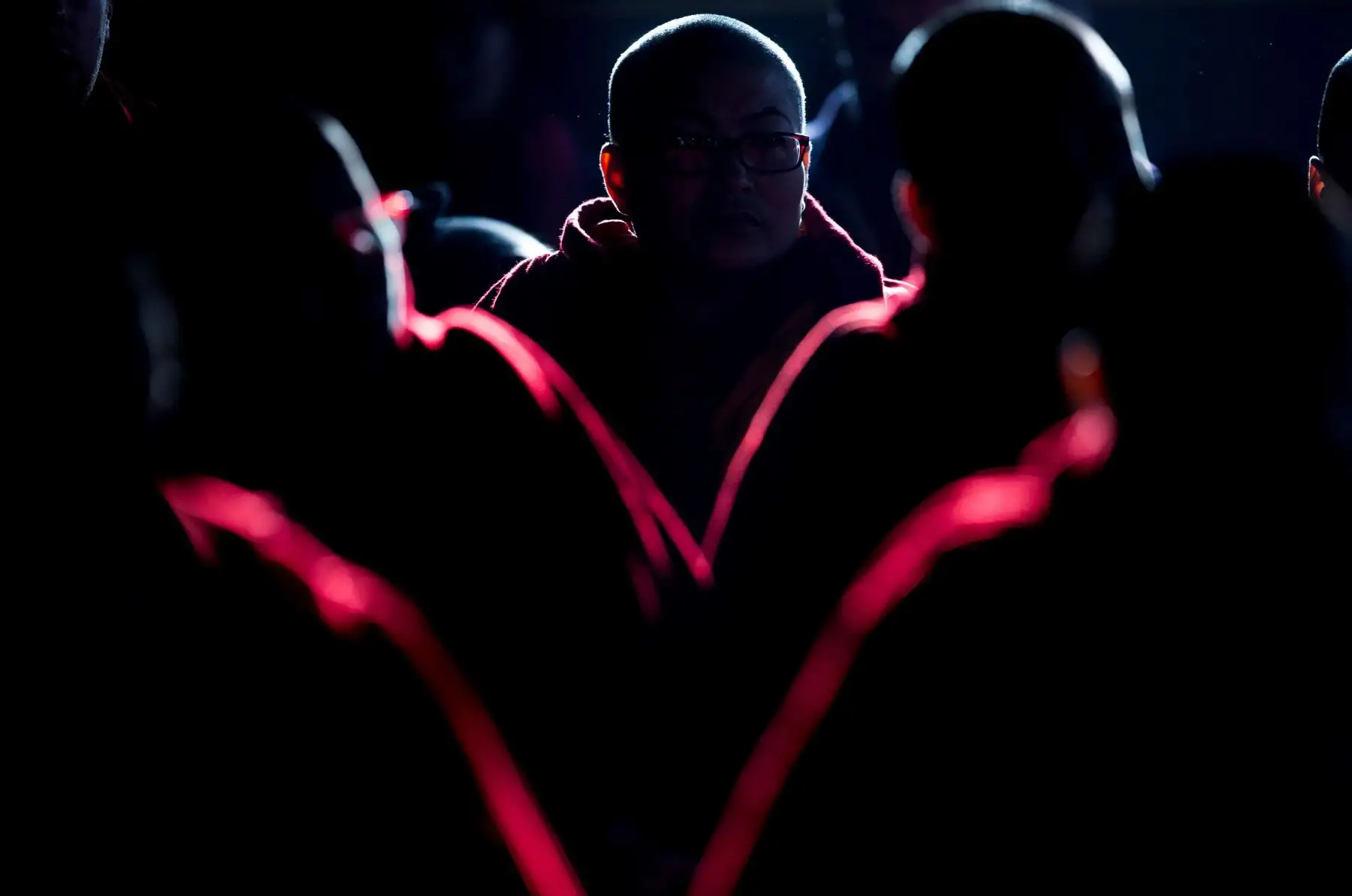 Jóvenes budistas rezan por los monjes y monjas fallecidos que, según sus creencias, se reencarnarán en un pájaro en su siguiente vida. Foto: EFE