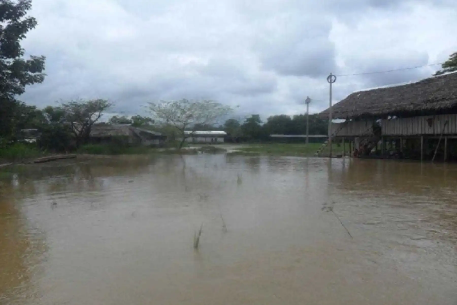 El aporte de las fuertes lluvias en las partes alta de la región San Martín originaron el que el río Huallaga empiece a desbordarse en las zonas bajas de la provincia de Alto Amazonas, en la región Loreto. Lo mismo puede ocurrir en Datem del Marañón, por lo que las autoridades miembros de la plataforma de Defensa Civil de ambas provincias permanecen en alerta ante la posibilidad de inundaciones.
