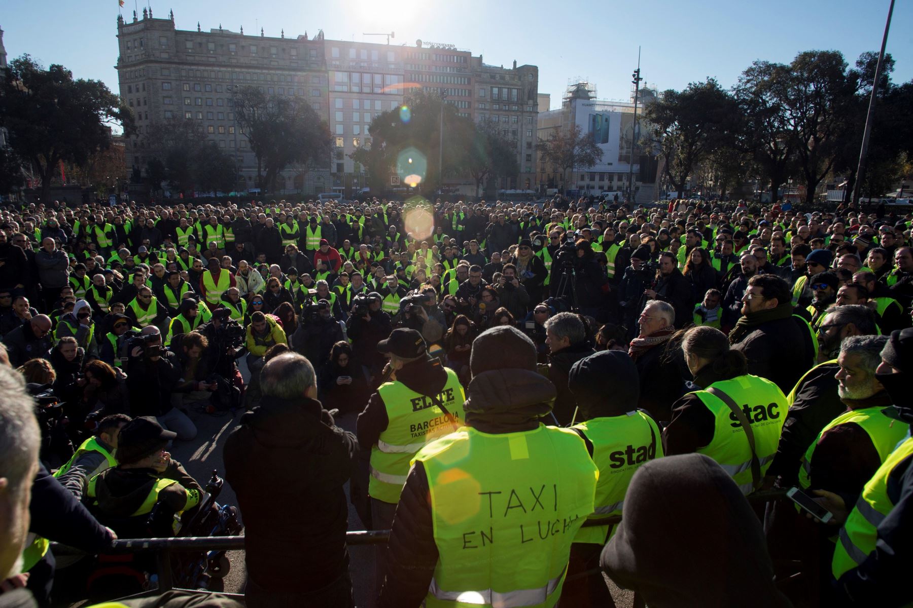 Vista general de la asamblea que los taxistas han celebrado en la plaza de Cataluña de Barcelona Foto: EFE
