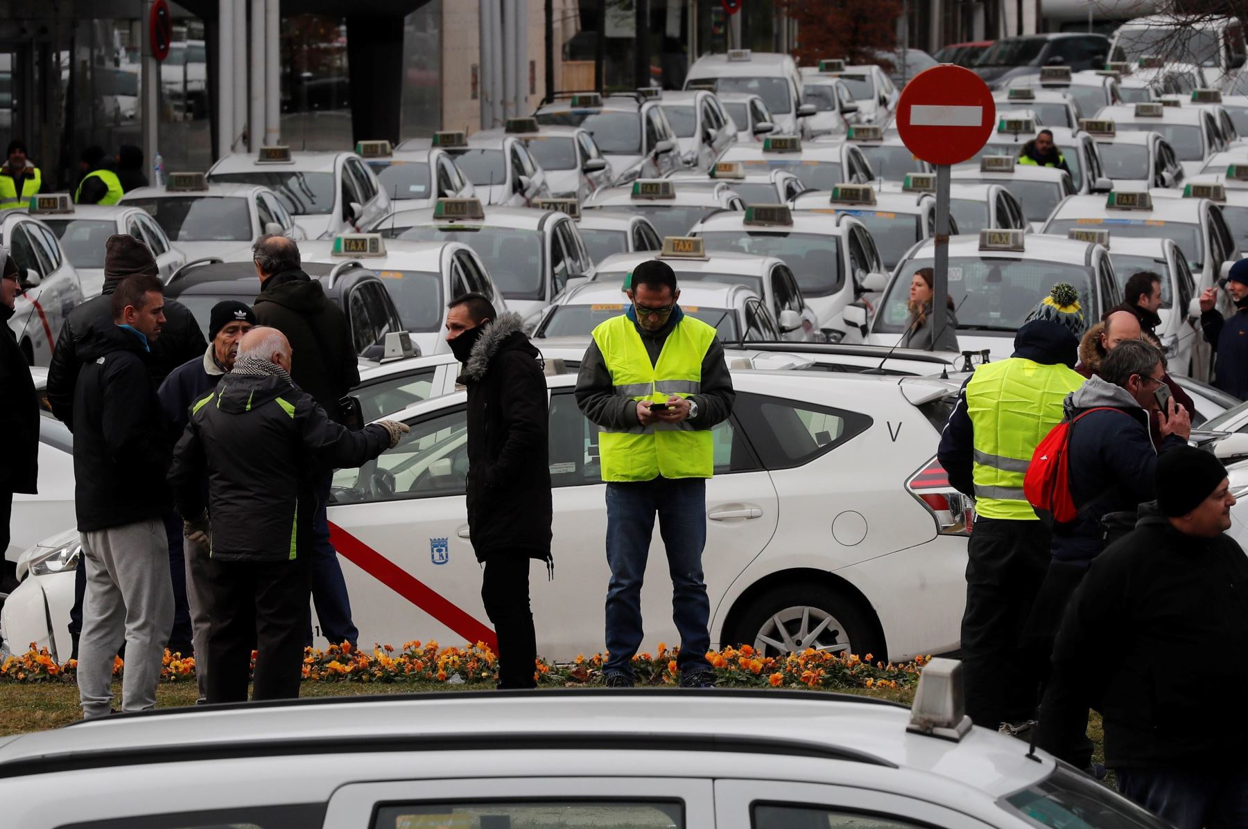 Concentración de taxistas en las inmediaciones del recinto ferial de Ifema, en Madrid, este martes, segundo día de la huelga indefinida del sector Foto: EFE