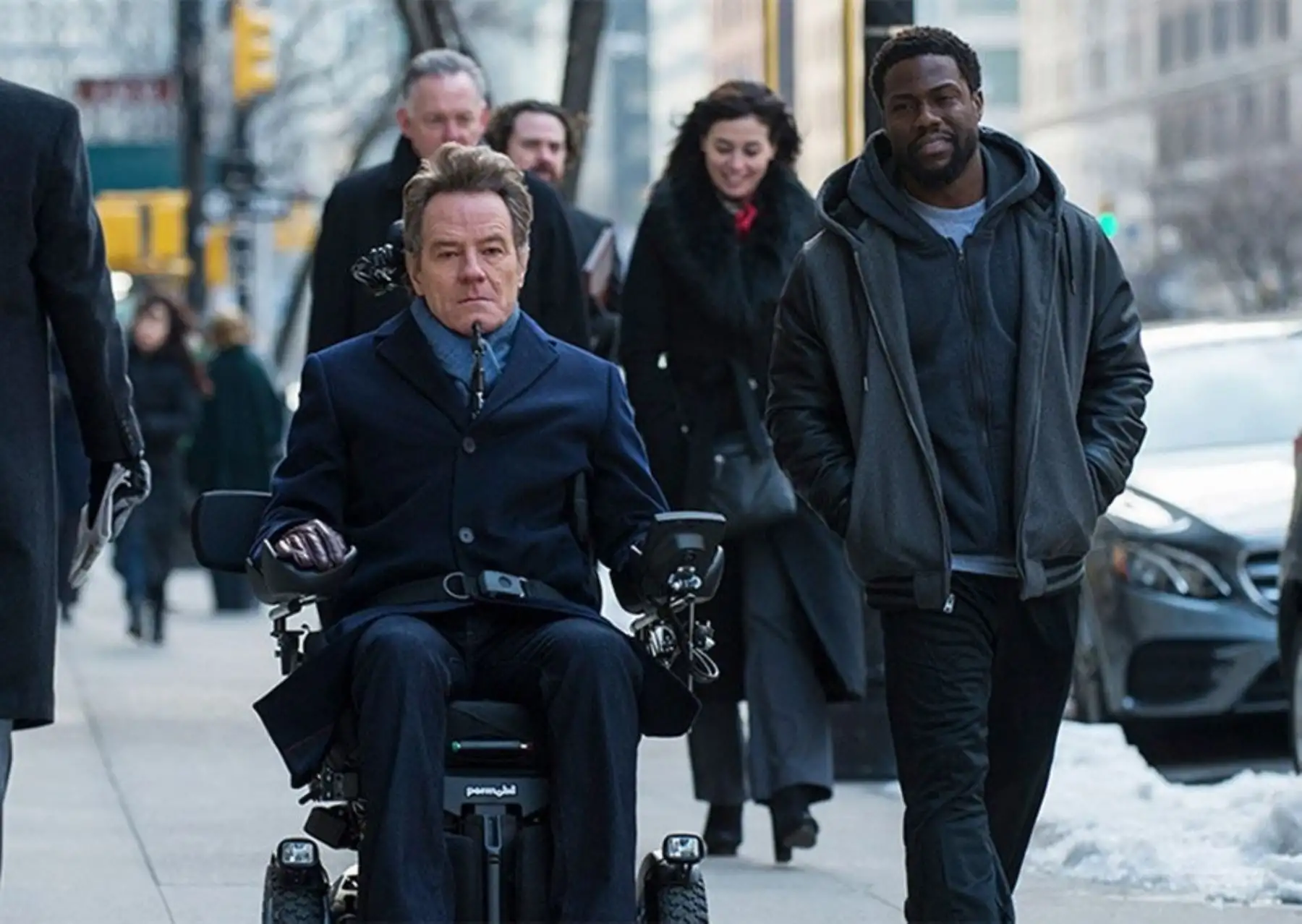 Esta versión estadounidense de la popular cinta francesa "Les Intouchables" examina la relación de amistad entre un multimillonario parapléjico y su cuidador, un hombre sin empleo con un pasado criminal que acepta el trabajo para redimirse.