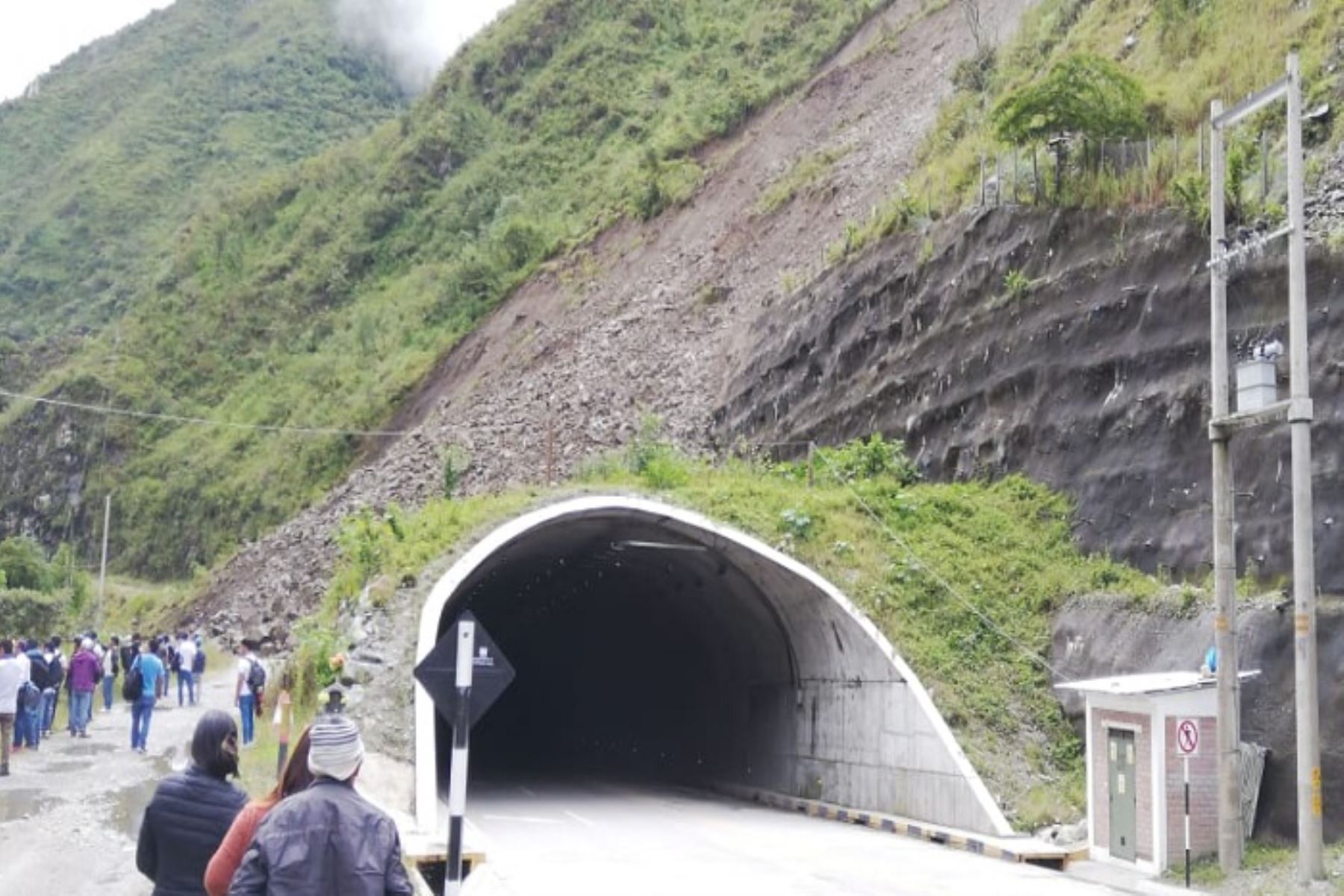 Un deslizamiento de lodo y piedras de considerable dimensión interrumpe el tránsito al inicio del túnel Yanango, en dirección Tarma - La Merced (Ruta PE 22B), km 77+100, en la región Junín, informó Provías Nacional.