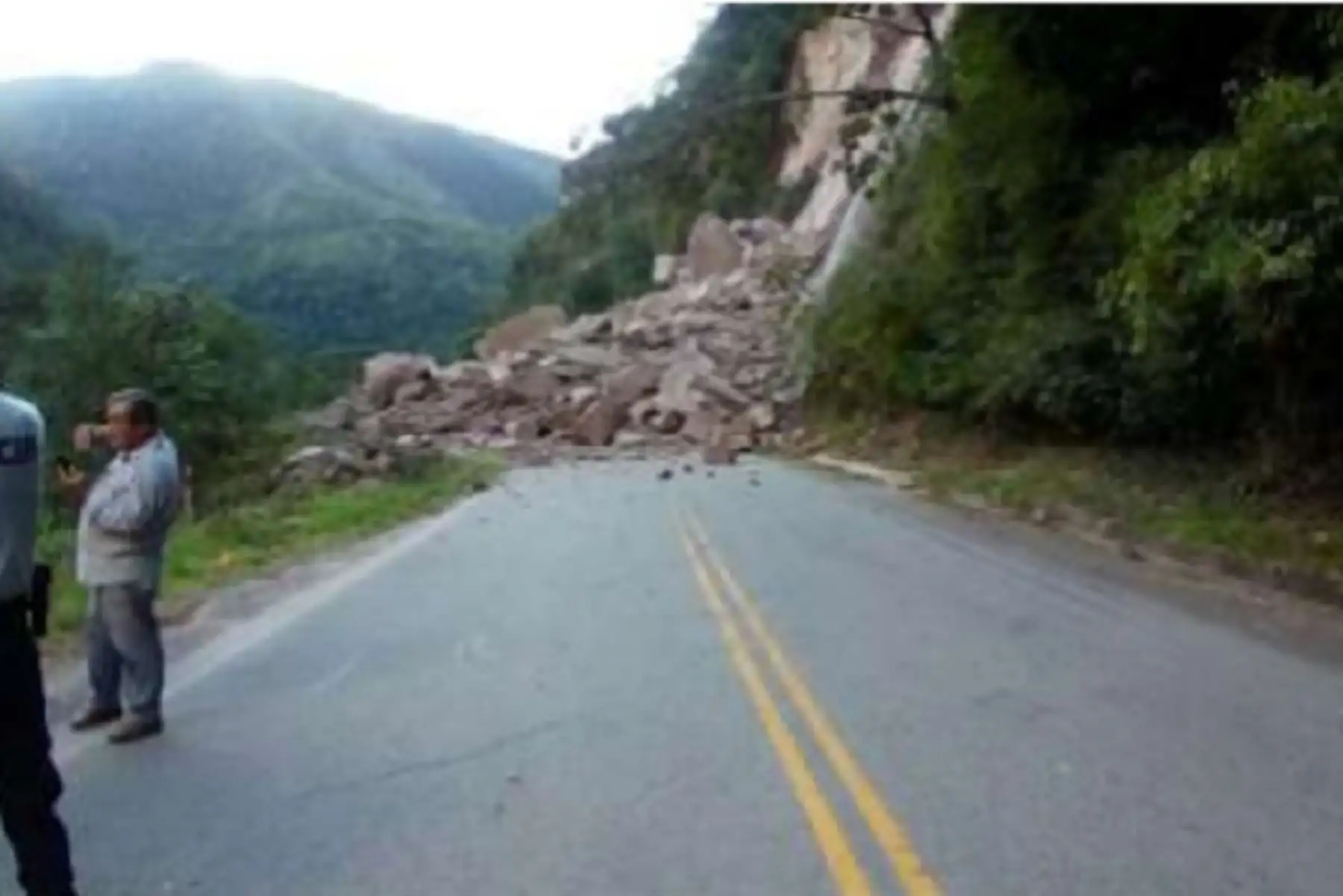 A esta hora de la tarde, el tránsito se encuentra interrumpido en el kilómetro 425+800, sector “Ducha del Diablo”, en el tramo II, Puente Chino – Aguaytia, de la ruta PE 5N. ANDINA/Difusión