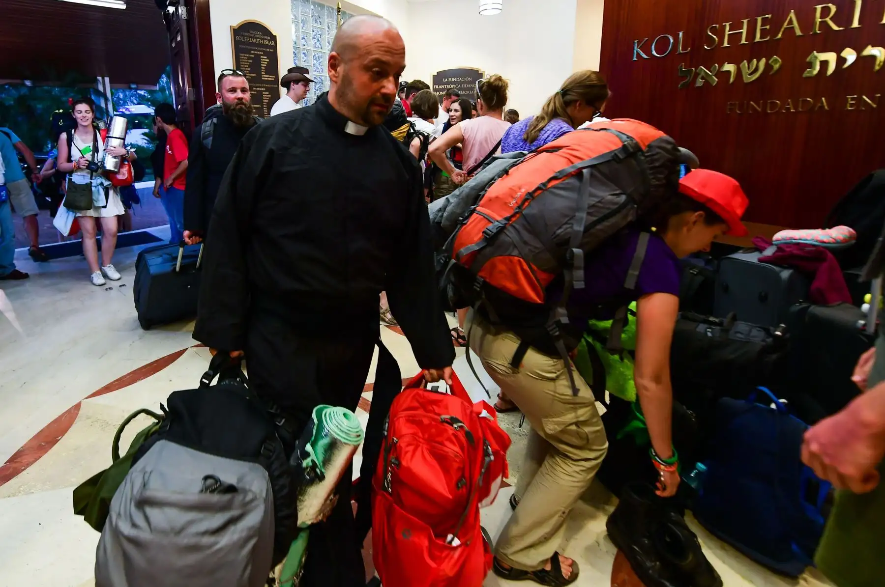Jóvenes polacos llegan a la sinagoga Kol Shearith Israel, para participar en la tercera Jornada Mundial de la Juventud con el papa Francisco, en Panamá. Foto: AFP.