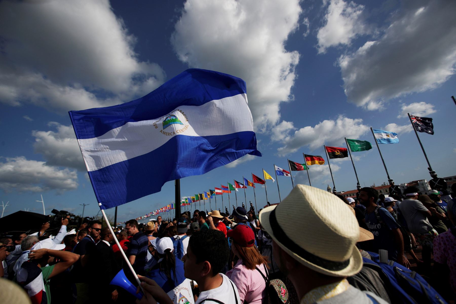 Peregrinos de Nicaragua caminan frente a la bahía de Panamá antes del inicio de la Jornada Mundial de la Juventd (JMJ) Foto: EFE