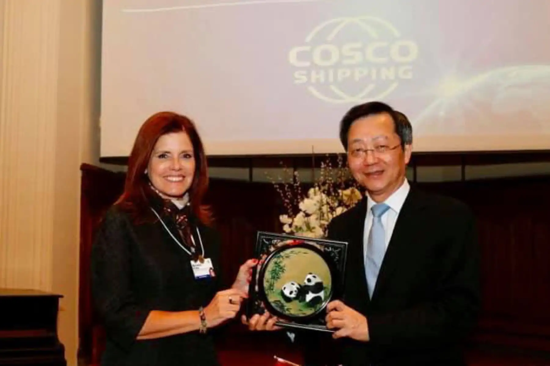 La transnacional china Cosco Shipping Ports y la peruana Volcan firmaron un acuerdo en el World Economic Forum, para desarrollar el puerto de Chancay. Una inversión de $3000 millones generará empleo local y hará de Chancay el hub logístico multipropósito entre Asia y Sudamérica.Foto: ANDINA/Difusión