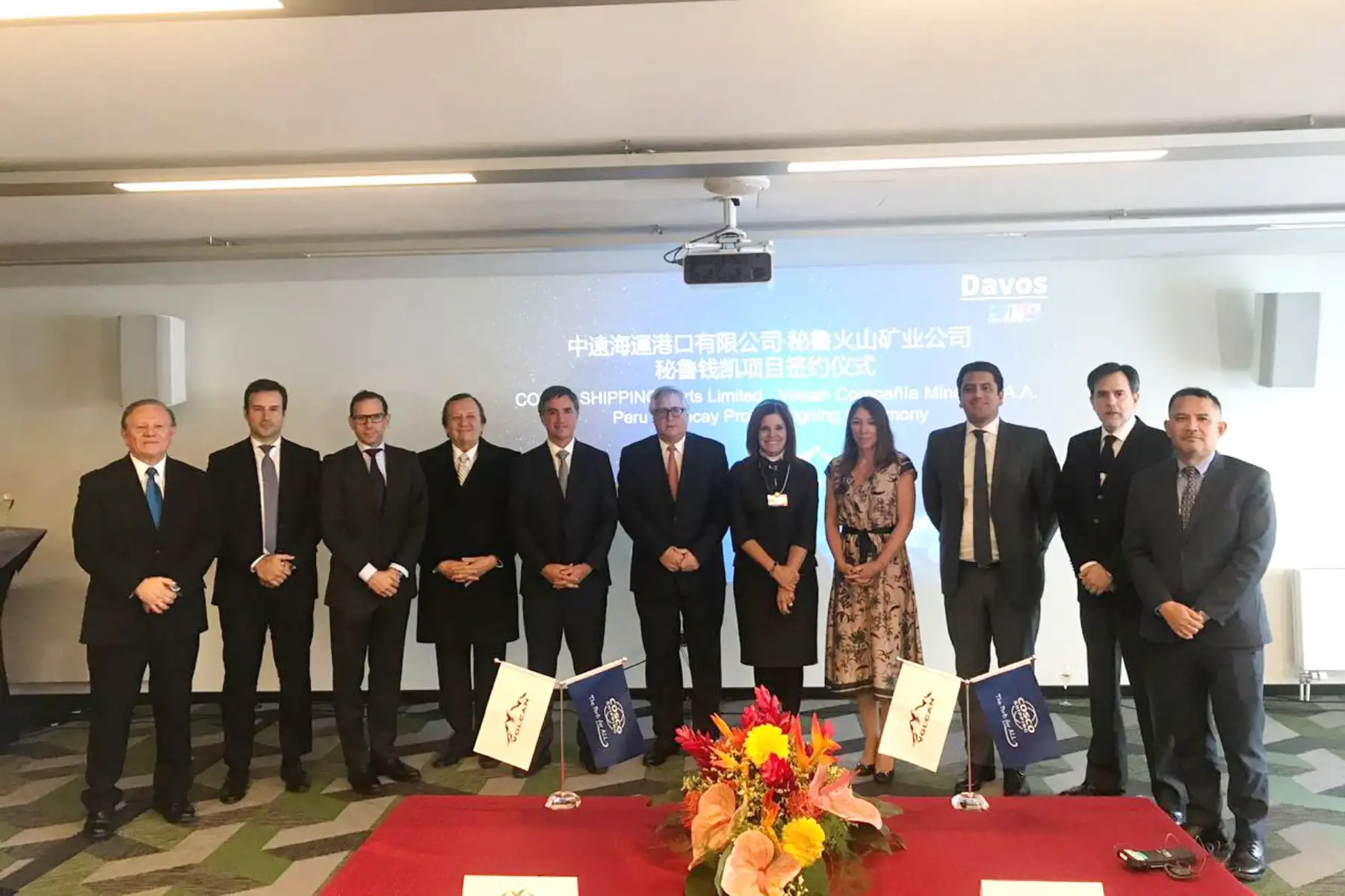 La transnacional china Cosco Shipping Ports y la peruana Volcan firmaron un acuerdo en el World Economic Forum, para desarrollar el puerto de Chancay. Una inversión de $3000 millones generará empleo local y hará de Chancay el hub logístico multipropósito entre Asia y Sudamérica.Foto: ANDINA/Difusión