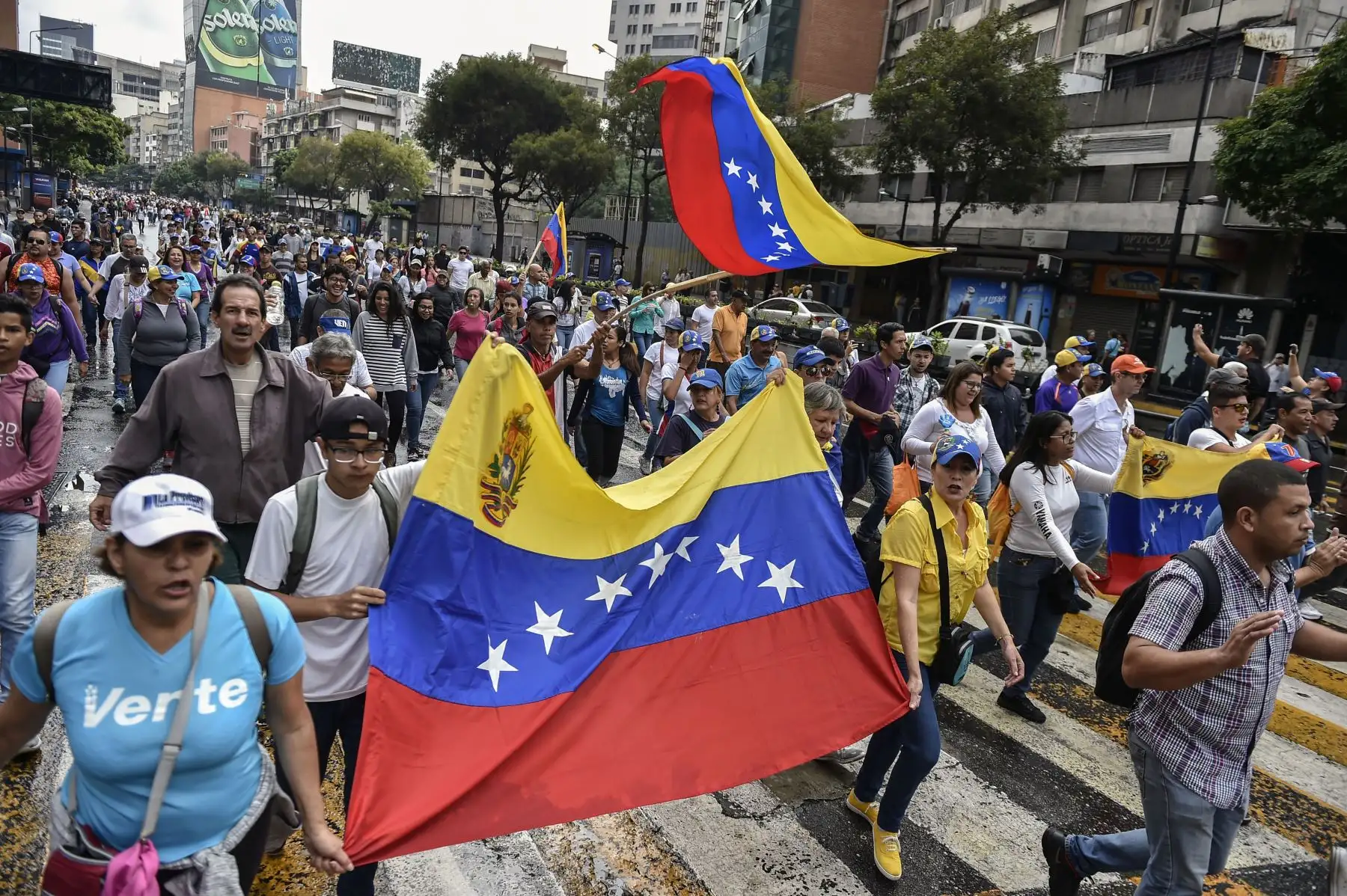 Partidarios de la oposición venezolana participan en una marcha en el aniversario del levantamiento de 1958 que derrocó la dictadura militar en Caracas el 23 de enero de 2018. - Al menos cuatro personas murieron tras enfrentamientos durante la noche antes de las protestas rivales del miércoles en Venezuela por partidarios y opositores del presidente Nicolás. Maduro, dos días después de un fallido motín de soldados con la esperanza de desencadenar un movimiento que derrocaría a Maduro, dijeron la policía y o