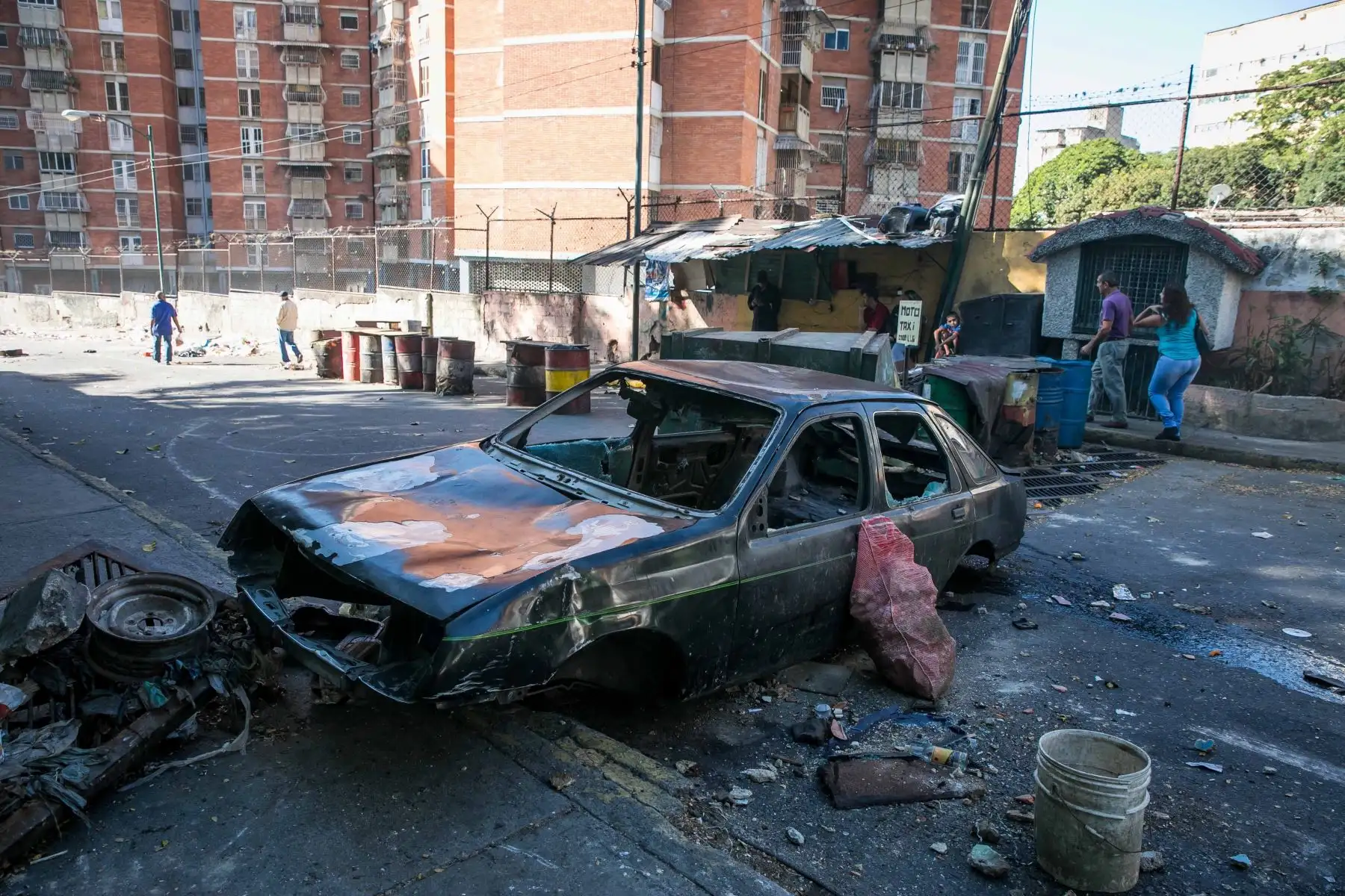 Restos de un vehículo incendiado en una calle donde hubo protestas este martes en Caracas (Venezuela). Al menos una decena de protestas callejeras que se iniciaron anoche en Caracas se han extendido hasta la madrugada de este martes, especialmente en zonas consideradas bastiones del oficialismo, en las que los manifestantes piden el fin del Gobierno de Nicolás Maduro. EFE