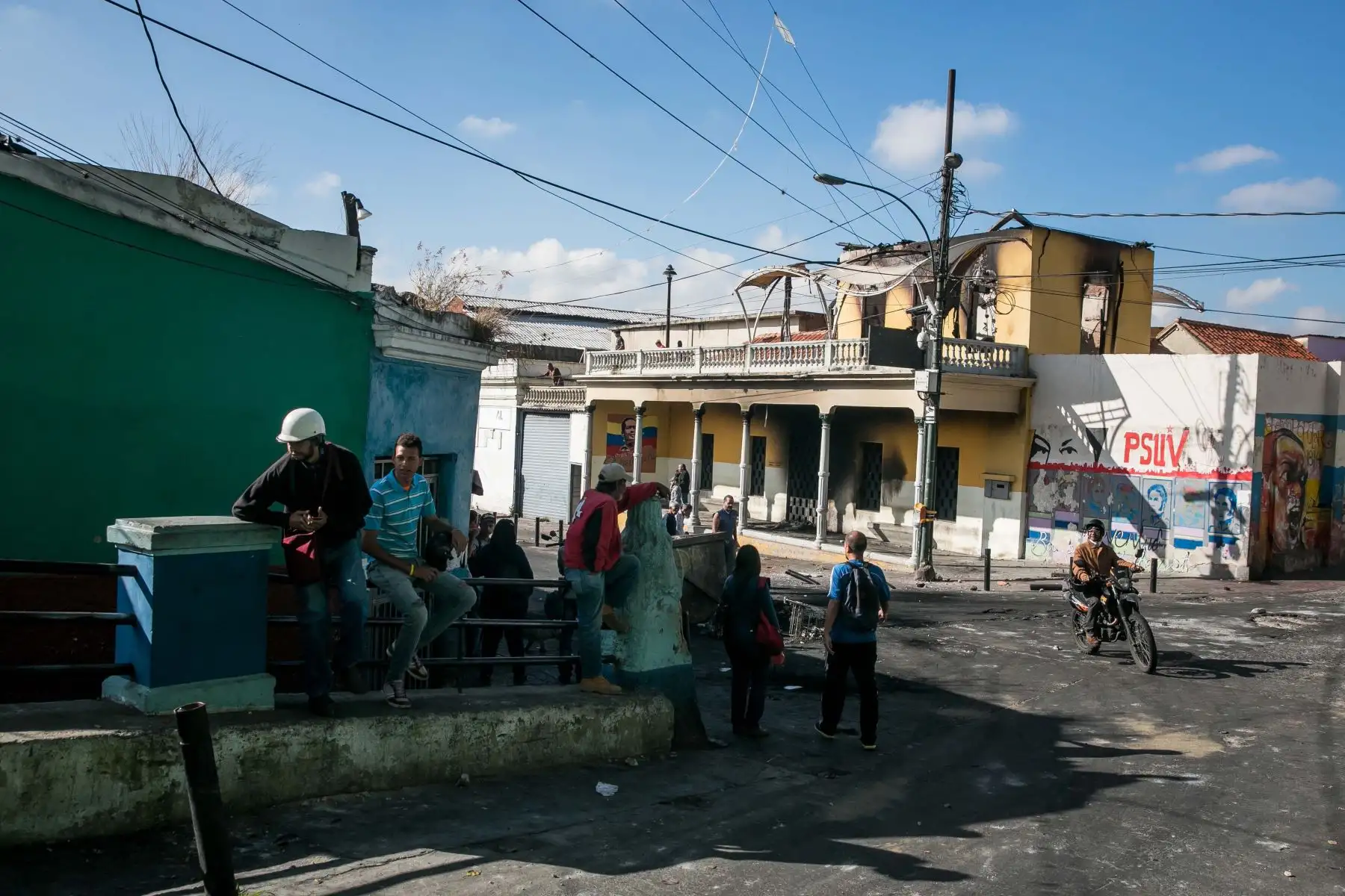 Vista externa de la Casa de la Memoria y la Juventud, un centro cultural creado en honor al diputado oficialista Robert Serra, luego de ser incendiado en una calle donde hubo protestas este martes en Caracas (Venezuela). Al menos una decena de protestas callejeras que se iniciaron anoche en Caracas se han extendido hasta la madrugada de este martes, especialmente en zonas consideradas bastiones del oficialismo, en las que los manifestantes piden el fin del Gobierno de Nicolás Maduro. EFE
