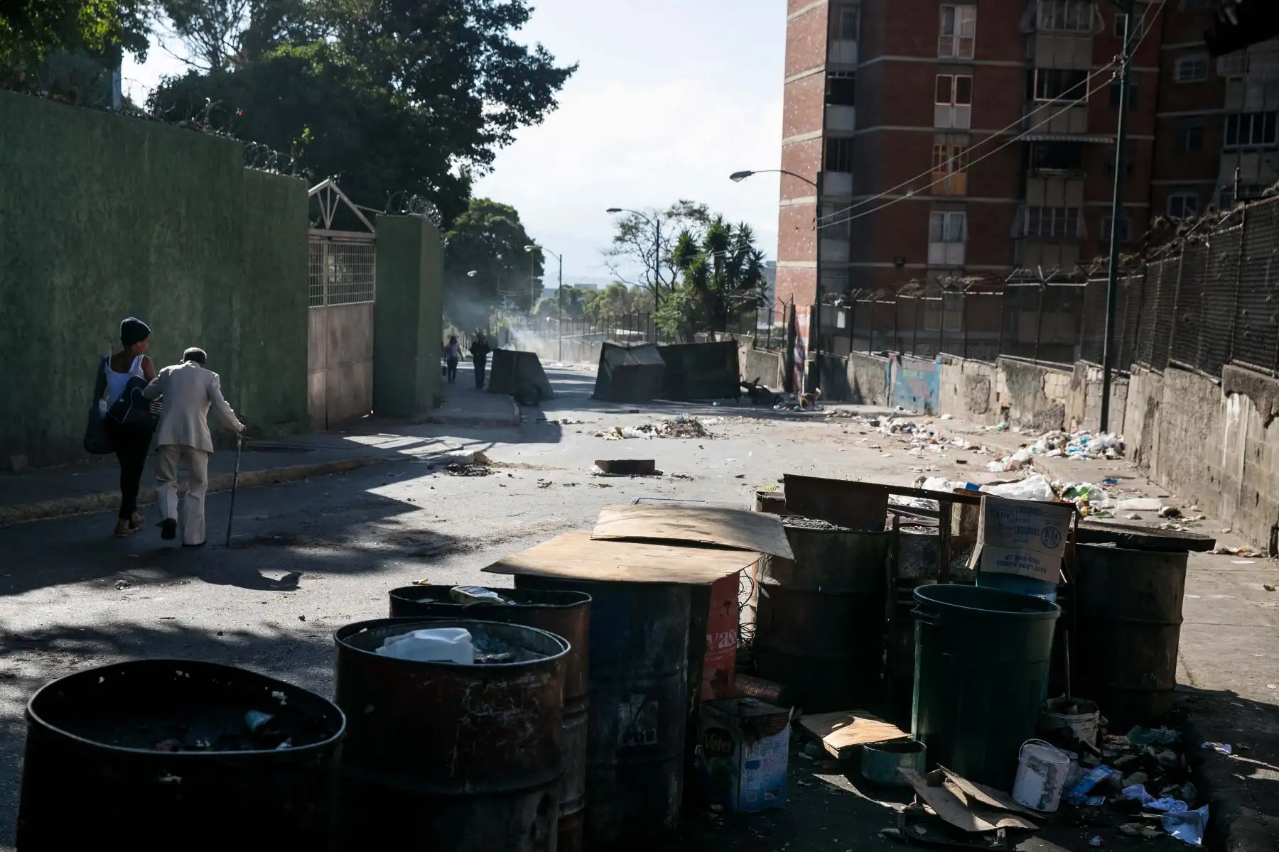 Una barricada hecha con contenedores de basura es vista en una calle donde hubo protestas este martes en Caracas (Venezuela). Al menos una decena de protestas callejeras que se iniciaron anoche en Caracas se han extendido hasta la madrugada de este martes, especialmente en zonas consideradas bastiones del oficialismo, en las que los manifestantes piden el fin del Gobierno de Nicolás Maduro. EFE