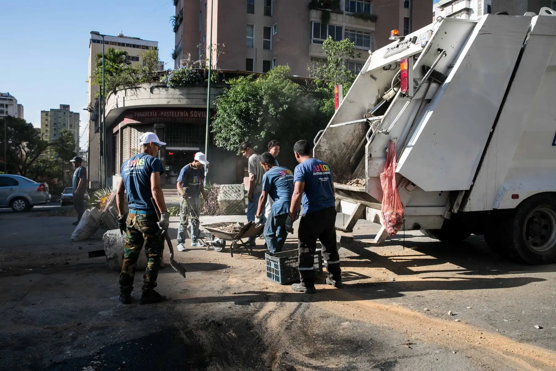 Un grupo de recolectores de basura limpian una calle donde hubo protestas este martes en Caracas (Venezuela). Al menos una decena de protestas callejeras que se iniciaron anoche en Caracas se han extendido hasta la madrugada de este martes, especialmente en zonas consideradas bastiones del oficialismo, en las que los manifestantes piden el fin del Gobierno de Nicolás Maduro. EFE
