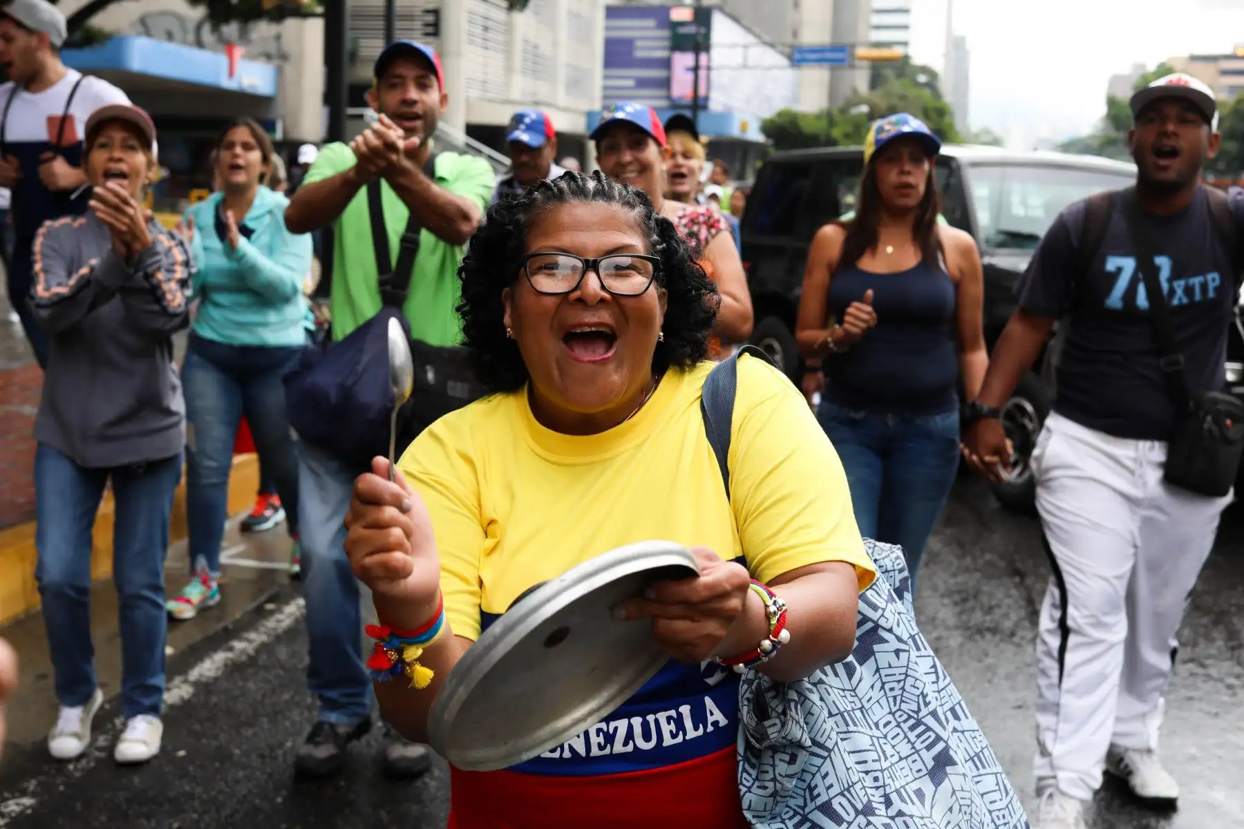 Opositores se manifiestan en contra del presidente de Venezuela, Nicolás Maduro, este miércoles en Caracas (Venezuela). Los simpatizantes de la oposición venezolana vuelven a manifestarse en las calles del país para cuestionar la legitimidad del jefe de Estado, Nicolás Maduro, al que el Parlamento y buena parte de la comunidad internacional no reconocen. EFE