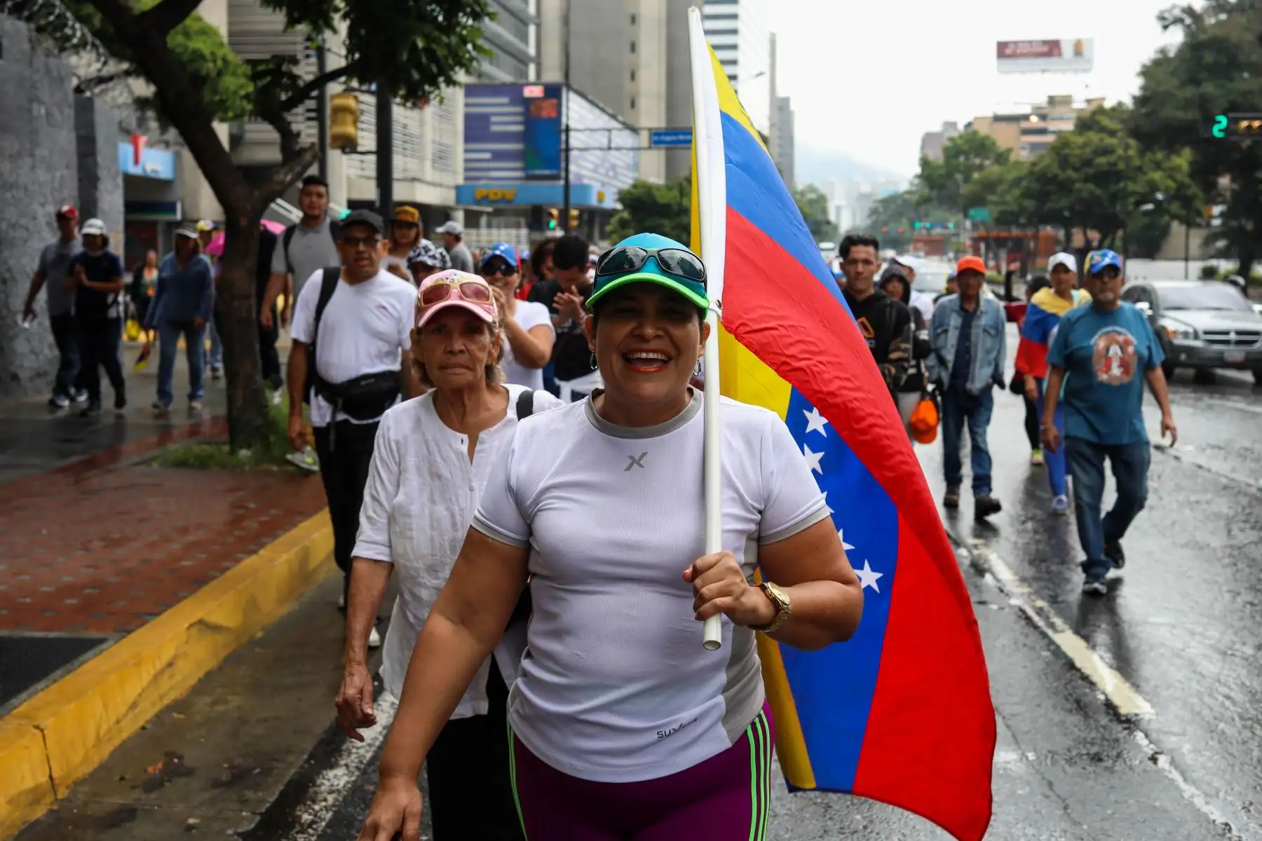 Opositores se manifiestan en contra del presidente de Venezuela, Nicolás Maduro, este miércoles en Caracas (Venezuela). Los simpatizantes de la oposición venezolana vuelven a manifestarse en las calles del país para cuestionar la legitimidad del jefe de Estado, Nicolás Maduro, al que el Parlamento y buena parte de la comunidad internacional no reconocen. EFE
