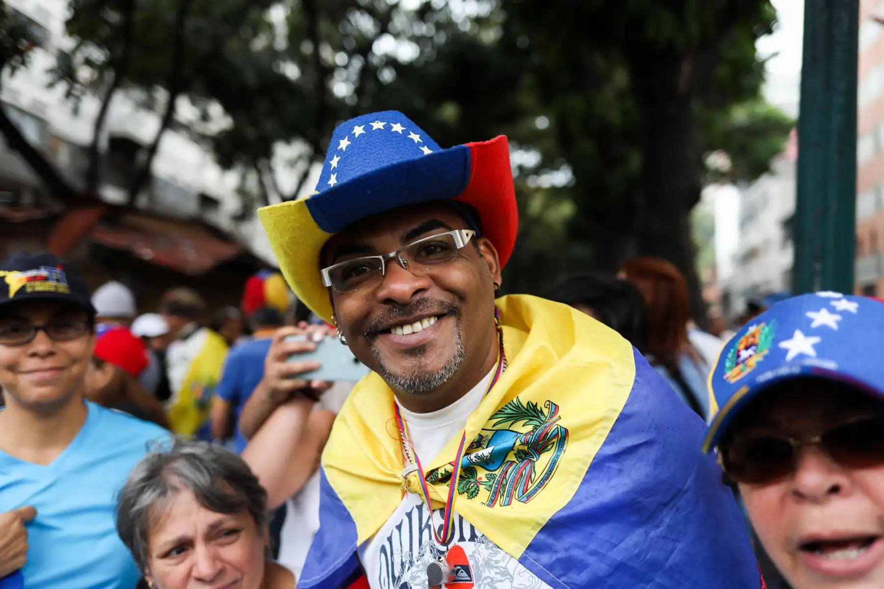 Opositores se manifiestan en contra del presidente de Venezuela, Nicolás Maduro, este miércoles en Caracas (Venezuela). Los simpatizantes de la oposición venezolana vuelven a manifestarse en las calles del país para cuestionar la legitimidad del jefe de Estado, Nicolás Maduro, al que el Parlamento y buena parte de la comunidad internacional no reconocen. EFE