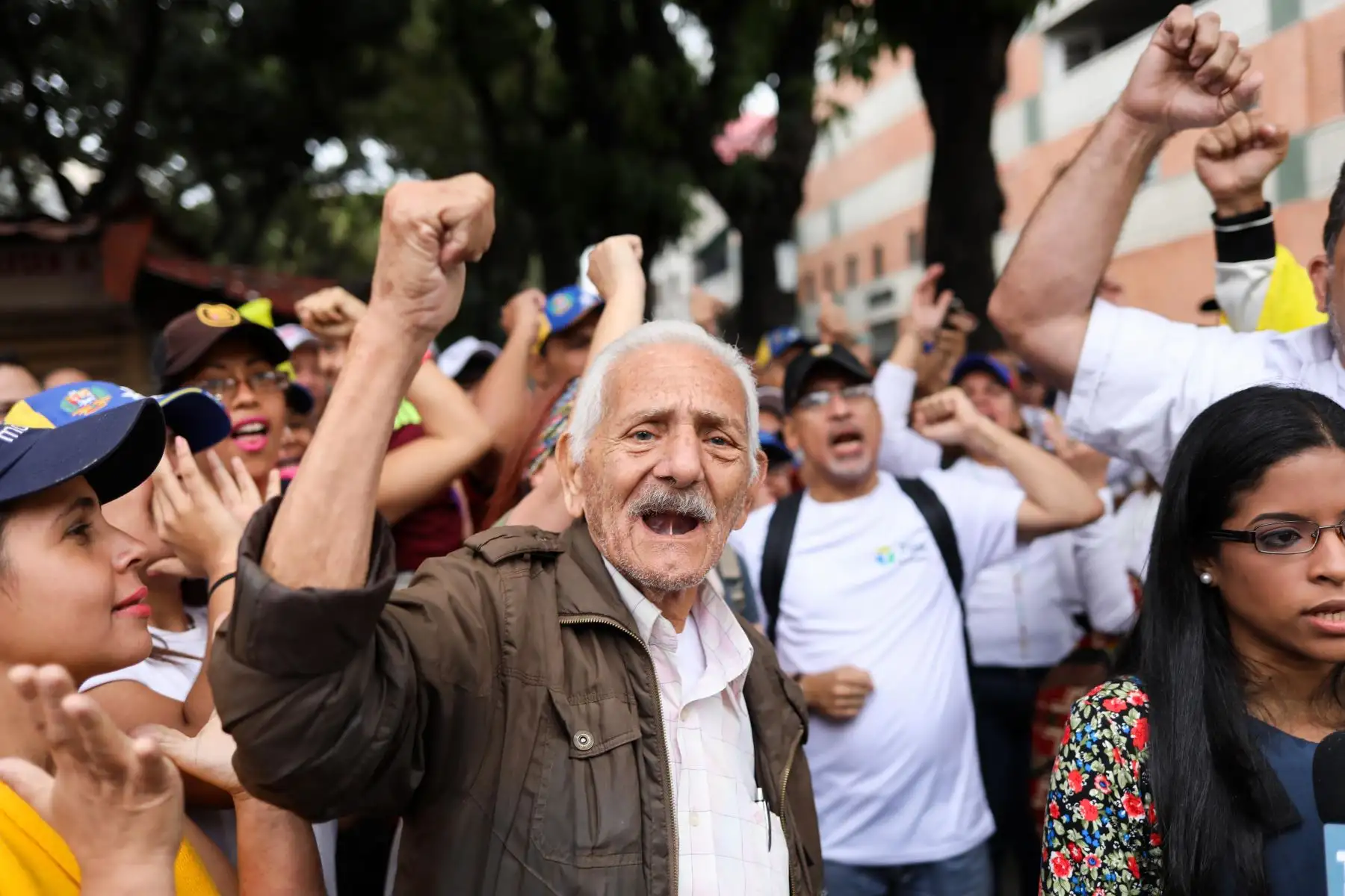 Opositores se manifiestan en contra del presidente de Venezuela, Nicolás Maduro, este miércoles en Caracas (Venezuela). Los simpatizantes de la oposición venezolana vuelven a manifestarse en las calles del país para cuestionar la legitimidad del jefe de Estado, Nicolás Maduro, al que el Parlamento y buena parte de la comunidad internacional no reconocen. EFE