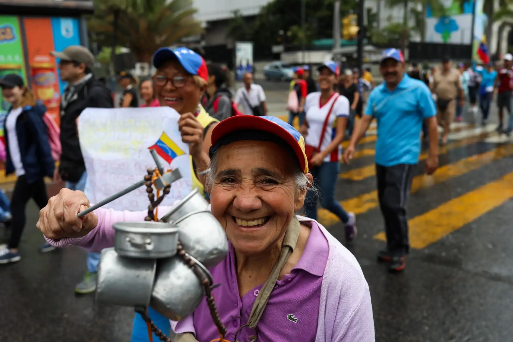 Opositores se manifiestan en contra del presidente de Venezuela, Nicolás Maduro, este miércoles en Caracas (Venezuela). Los simpatizantes de la oposición venezolana vuelven a manifestarse en las calles del país para cuestionar la legitimidad del jefe de Estado, Nicolás Maduro, al que el Parlamento y buena parte de la comunidad internacional no reconocen. EFE