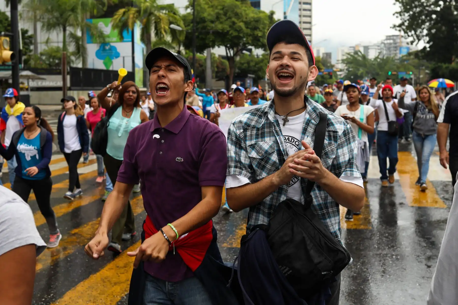 Opositores se manifiestan en contra del presidente de Venezuela, Nicolás Maduro, este miércoles en Caracas (Venezuela). Los simpatizantes de la oposición venezolana vuelven a manifestarse en las calles del país para cuestionar la legitimidad del jefe de Estado, Nicolás Maduro, al que el Parlamento y buena parte de la comunidad internacional no reconocen. EFE