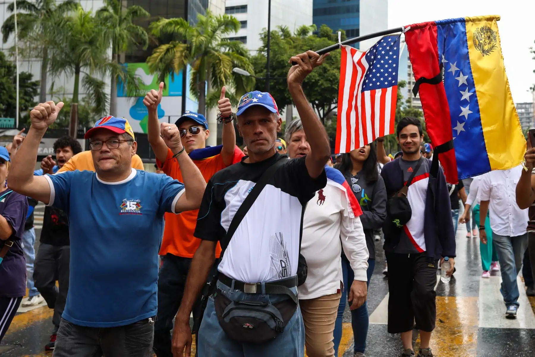 Opositores se manifiestan en contra del presidente de Venezuela, Nicolás Maduro, este miércoles en Caracas (Venezuela). Los simpatizantes de la oposición venezolana vuelven a manifestarse en las calles del país para cuestionar la legitimidad del jefe de Estado, Nicolás Maduro, al que el Parlamento y buena parte de la comunidad internacional no reconocen. EFE