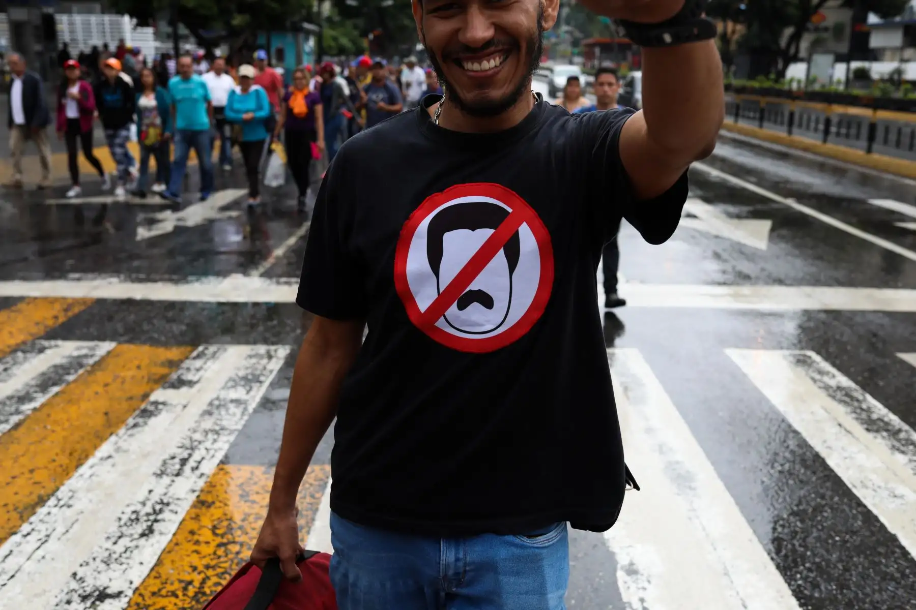 Opositores se manifiestan en contra del presidente de Venezuela, Nicolás Maduro, este miércoles en Caracas (Venezuela). Los simpatizantes de la oposición venezolana vuelven a manifestarse en las calles del país para cuestionar la legitimidad del jefe de Estado, Nicolás Maduro, al que el Parlamento y buena parte de la comunidad internacional no reconocen. EFE