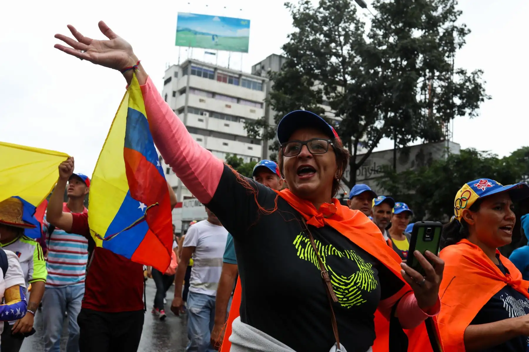 Opositores se manifiestan en contra del presidente de Venezuela, Nicolás Maduro, este miércoles en Caracas (Venezuela). Los simpatizantes de la oposición venezolana vuelven a manifestarse en las calles del país para cuestionar la legitimidad del jefe de Estado, Nicolás Maduro, al que el Parlamento y buena parte de la comunidad internacional no reconocen. EFE