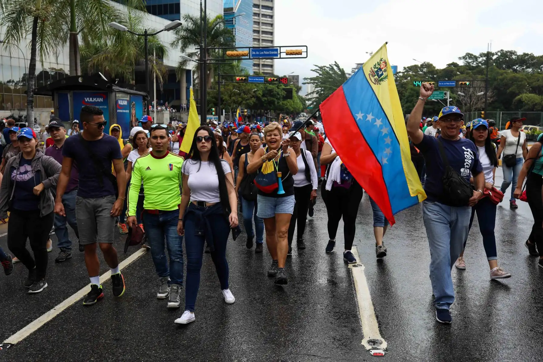 Opositores se manifiestan en contra del presidente de Venezuela, Nicolás Maduro, este miércoles en Caracas (Venezuela). Los simpatizantes de la oposición venezolana vuelven a manifestarse en las calles del país para cuestionar la legitimidad del jefe de Estado, Nicolás Maduro, al que el Parlamento y buena parte de la comunidad internacional no reconocen. EFE