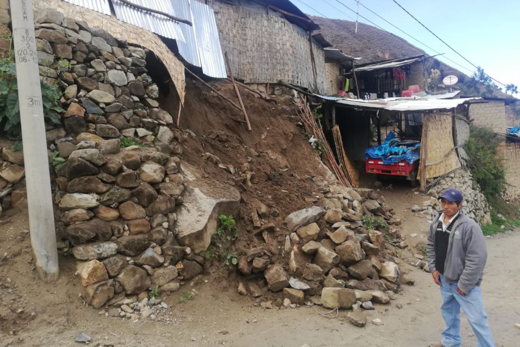 Muro de vivienda se desploma a causa de las lluvias que se registran en la provincia de Ocros, en Áncash. ANDINA