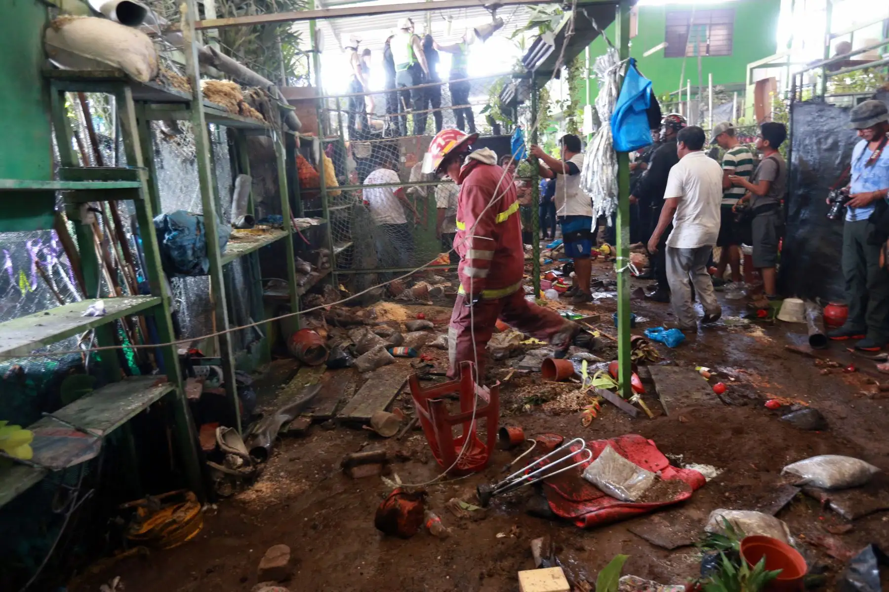 Comerciantes queman puestos para evitar desalojo y se enfrentan a la policía en el Mercado de flores de “Piedra Liza”, ubicado en el distrito del Rímac. Foto: ANDINA/Norman Córdova