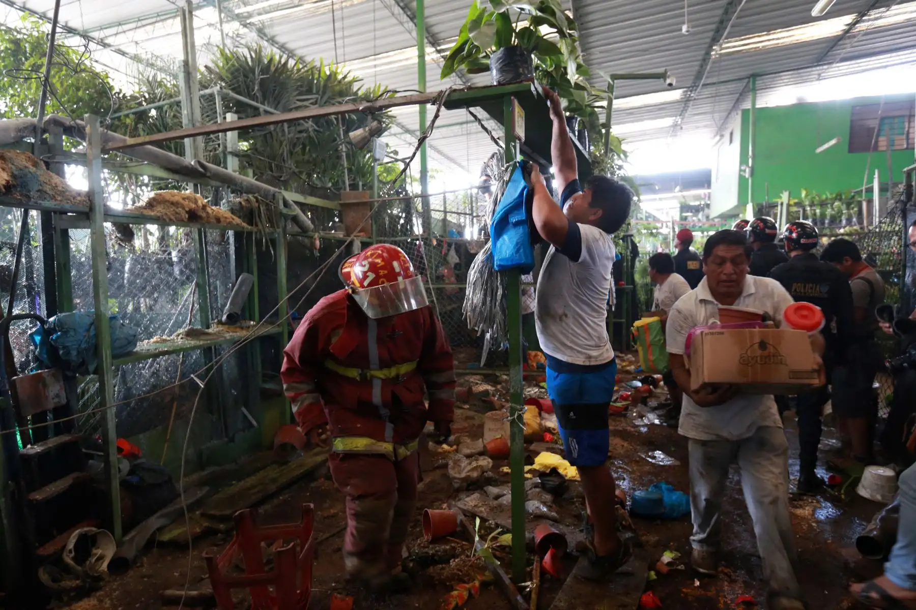 Comerciantes queman puestos para evitar desalojo y se enfrentan a la policía en el Mercado de flores de “Piedra Liza”, ubicado en el distrito del Rímac. Foto: ANDINA/Norman Córdova